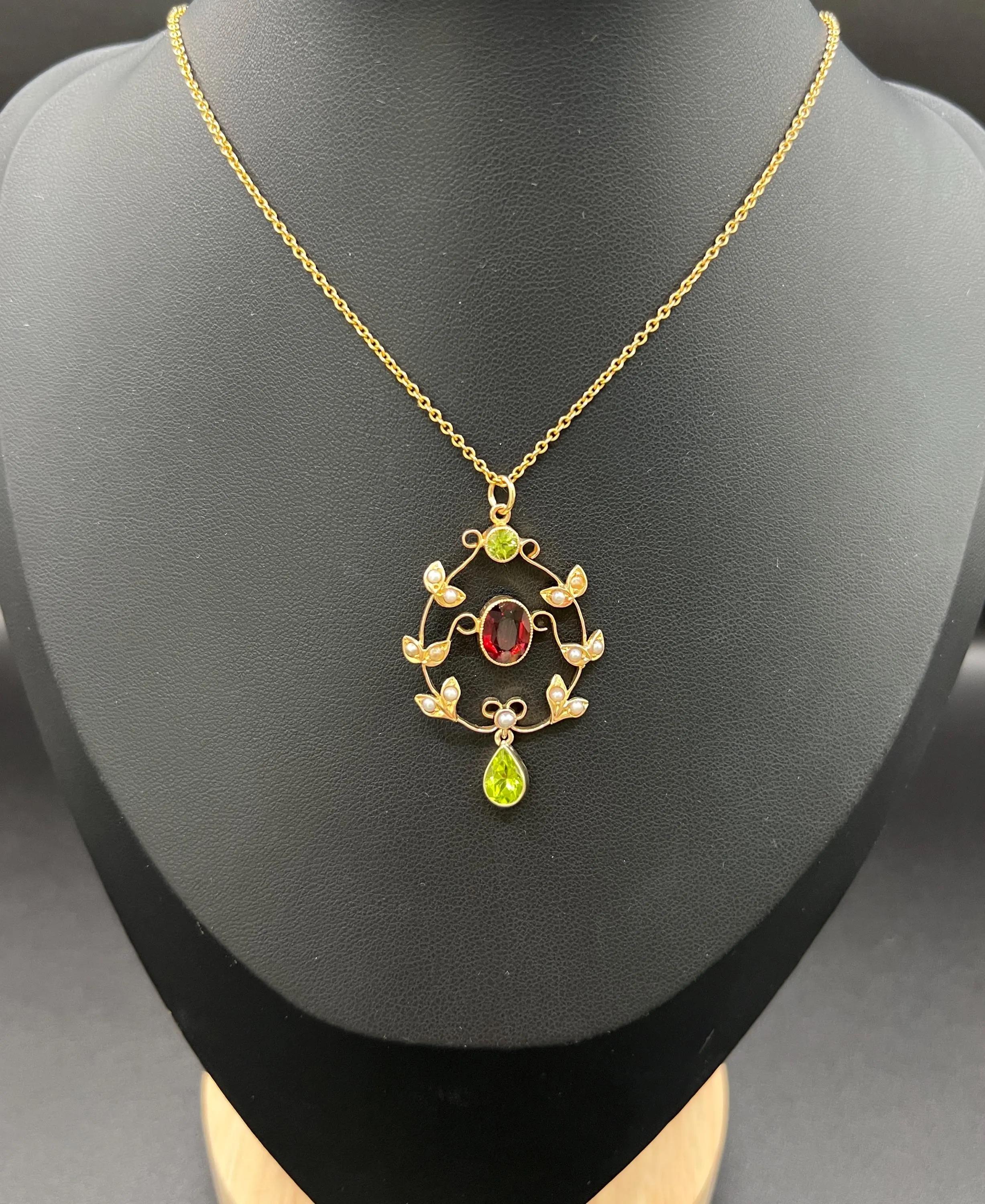 Taille ovale Pendentif ancien Suffragette en or 9ct, grenat, perles de rocaille et péridot de style édouardien en vente