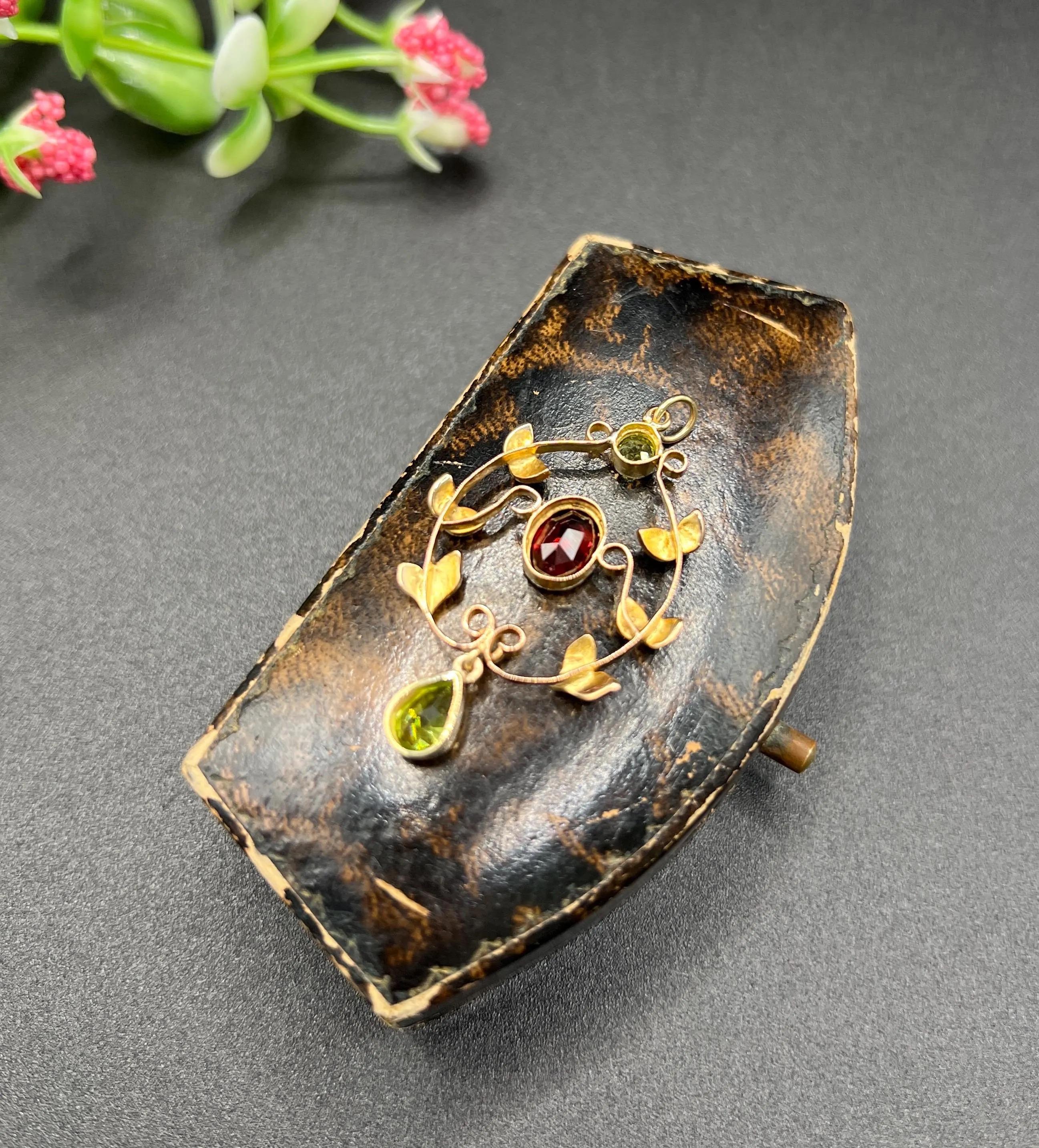 Pendentif ancien Suffragette en or 9ct, grenat, perles de rocaille et péridot de style édouardien Unisexe en vente