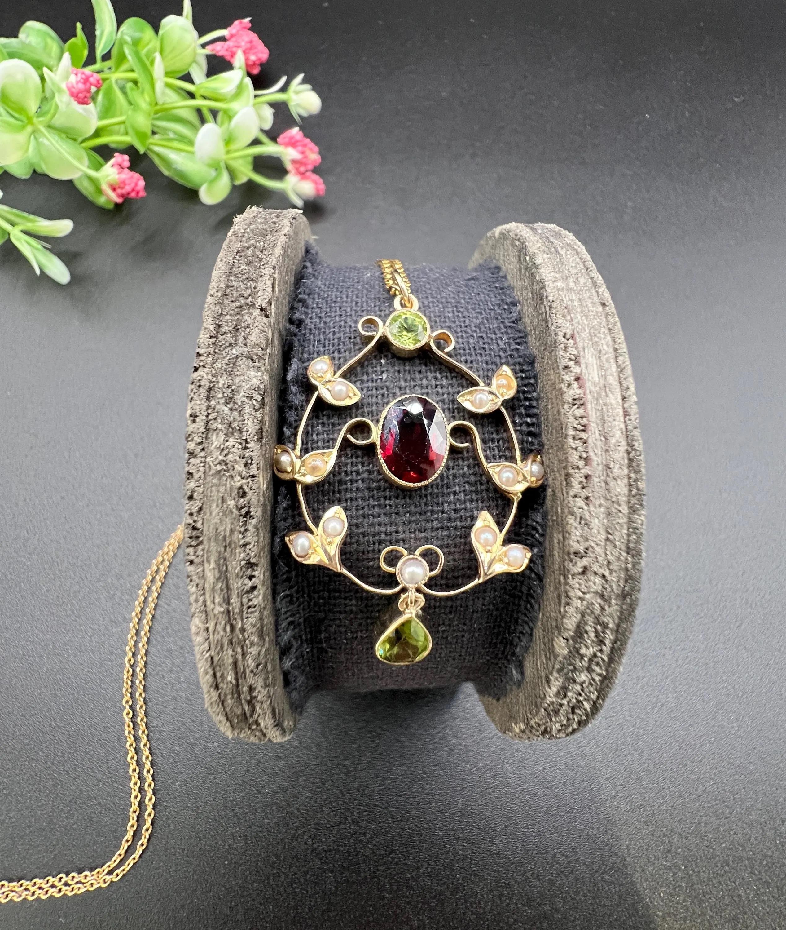 Pendentif ancien Suffragette en or 9ct, grenat, perles de rocaille et péridot de style édouardien en vente 1
