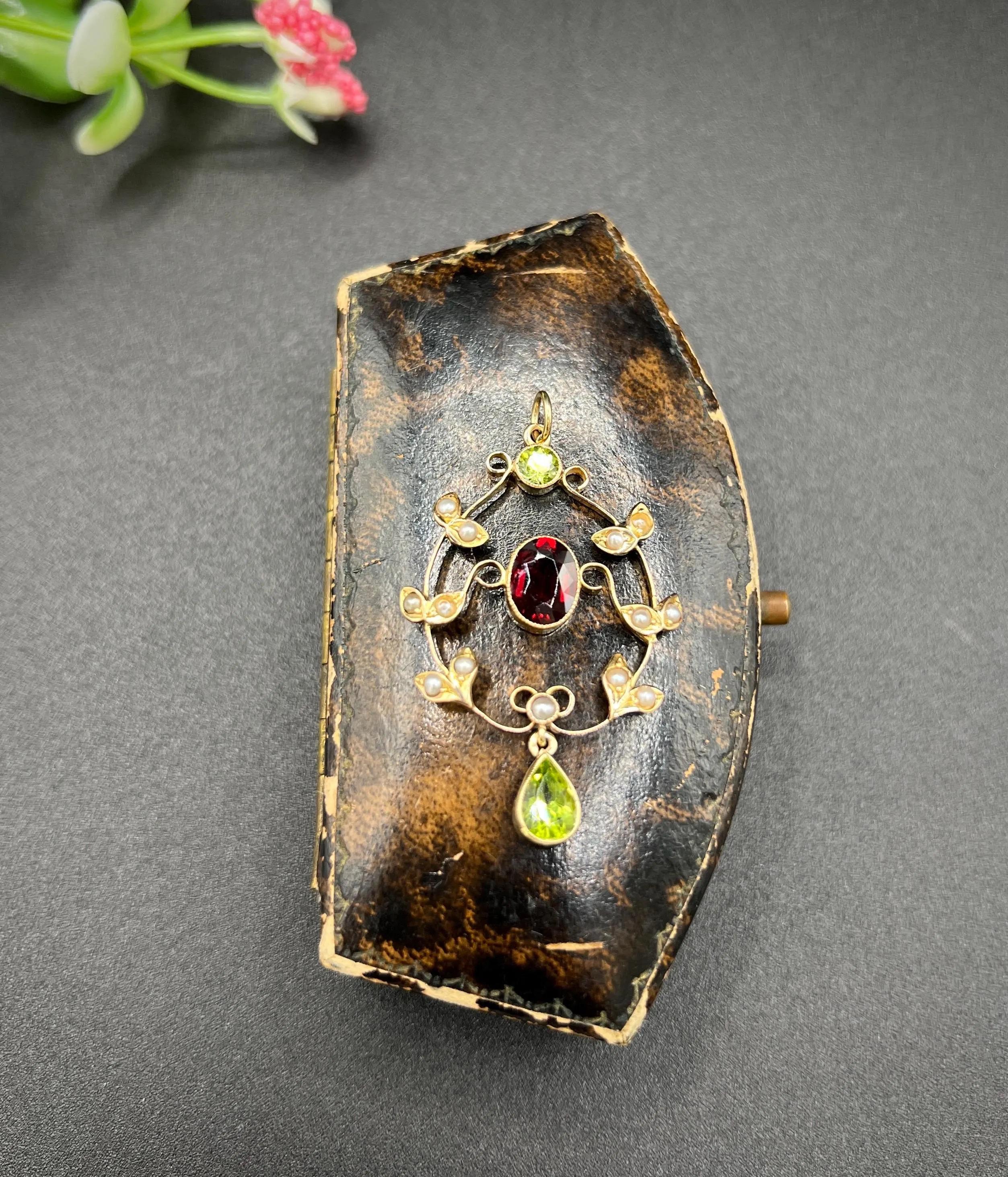 Pendentif ancien Suffragette en or 9ct, grenat, perles de rocaille et péridot de style édouardien en vente 3