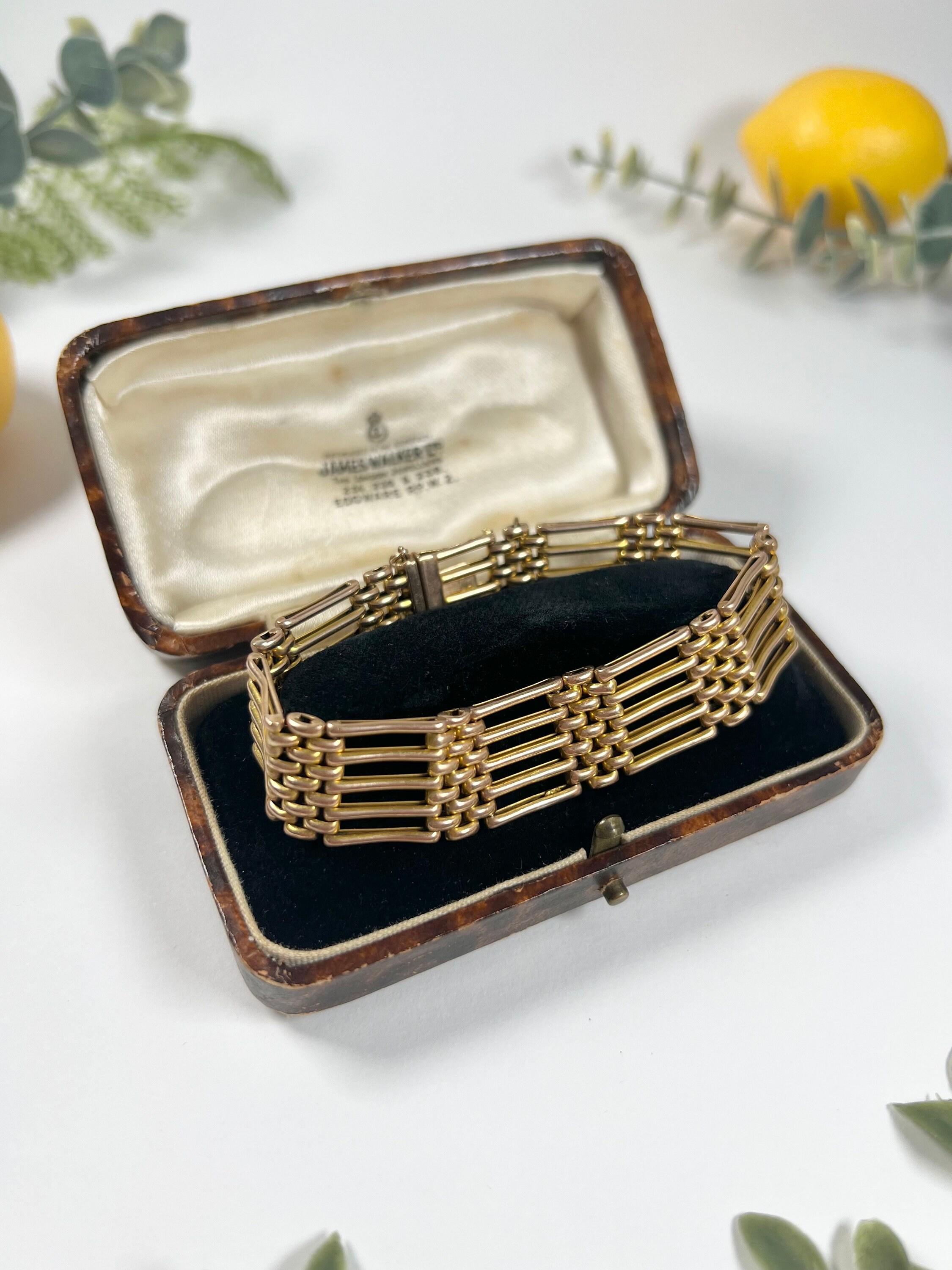 Bracelet porte antique 

Or 9ct estampillé 

A.I.C.C.D.R. 

Circa 1910

Magnifique bracelet de porte édouardien. Fabriqué en or jaune 9ct. Il est doté d'un joli fermoir intégral estampillé 9ct et de la marque du fabricant, ainsi que d'une chaîne de