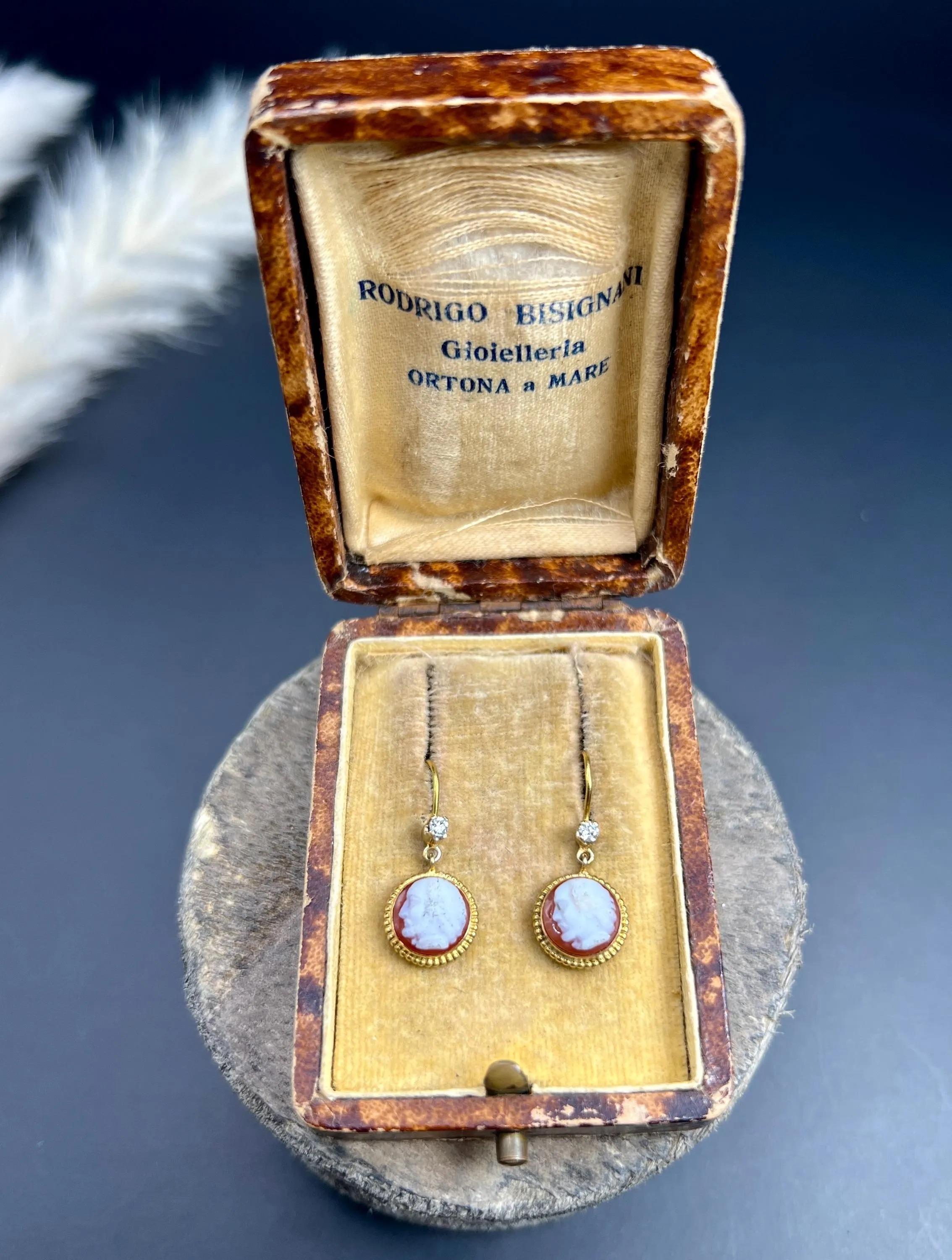 Boucles d'oreilles camées antiques 

Or 9ct testé

Circa 1900

Voici ces exquises boucles d'oreilles camées en or 9ct de style édouardien, qui présentent le portrait captivant d'un homme barbu délicatement sculpté dans un coquillage. Le portrait