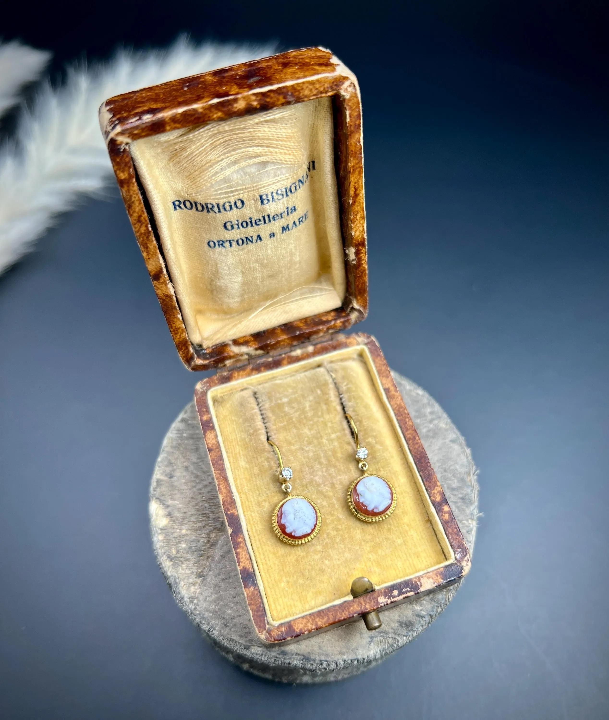 Antiquities 9ct Gold, Edwardian Hardstone Shell Cameo & Diamond Dangle Earrings en vente 2