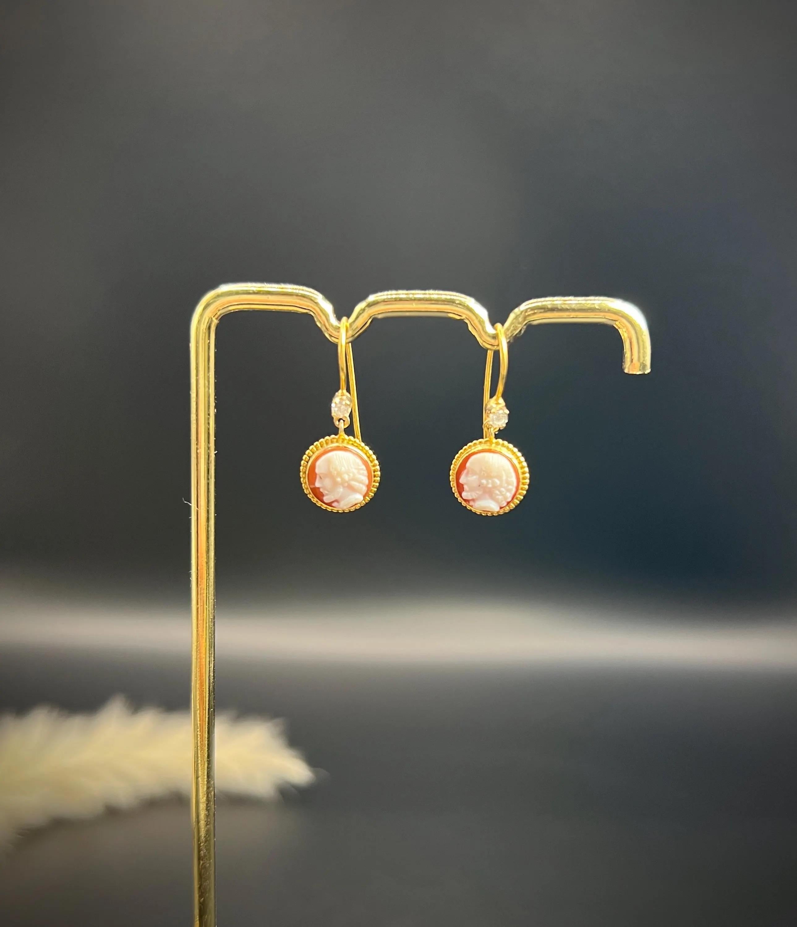 Antiquities 9ct Gold, Edwardian Hardstone Shell Cameo & Diamond Dangle Earrings en vente 4