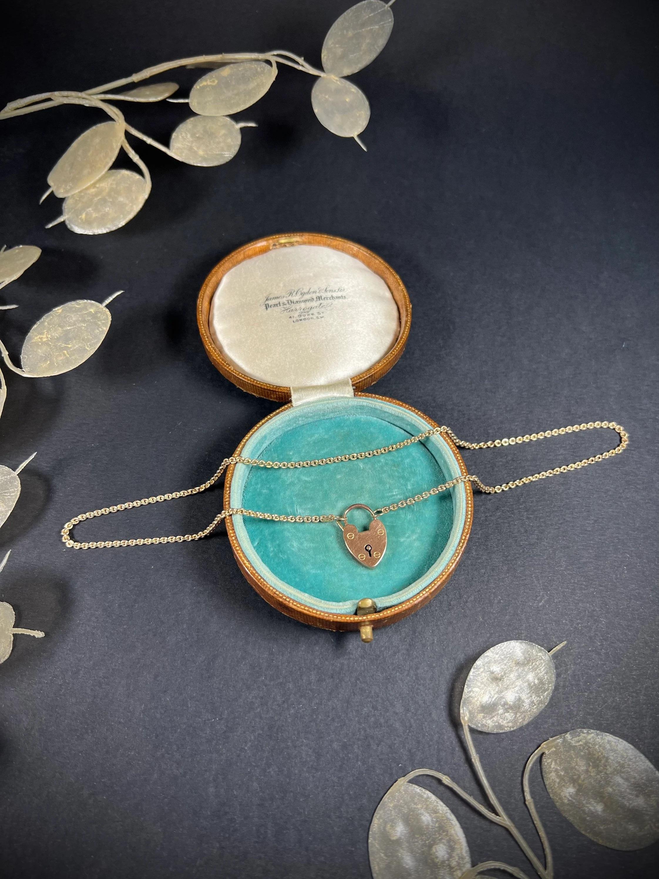 Collier ancien en or 9ct Edwardian avec cadenas en forme de coeur en vente 2
