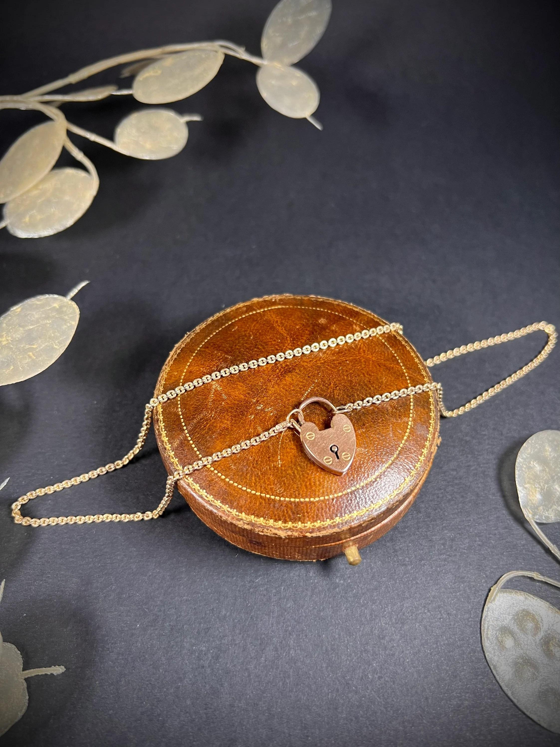 Collier ancien en or 9ct Edwardian avec cadenas en forme de coeur en vente 3