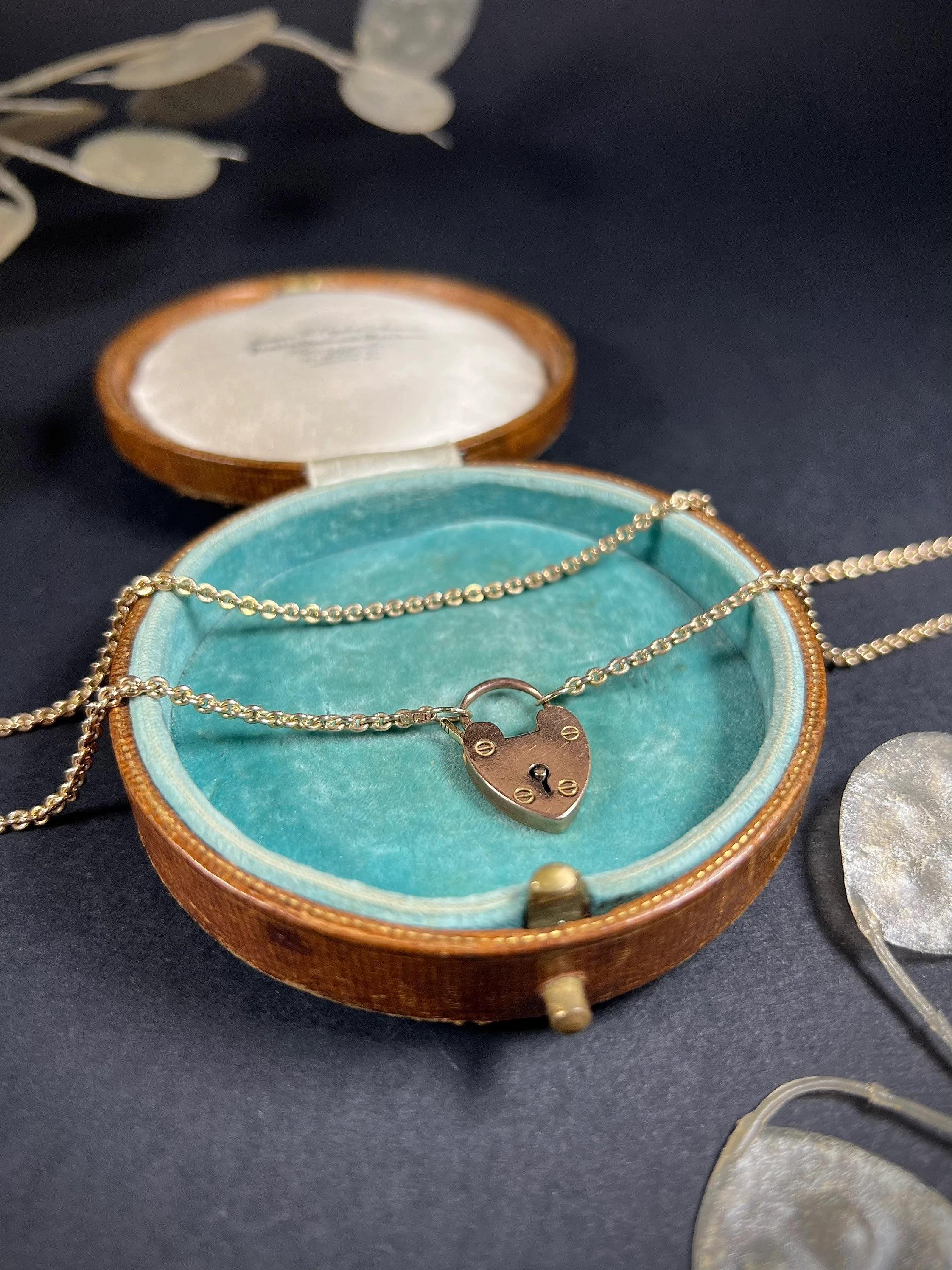 Collier ancien en or 9ct Edwardian avec cadenas en forme de coeur en vente 4