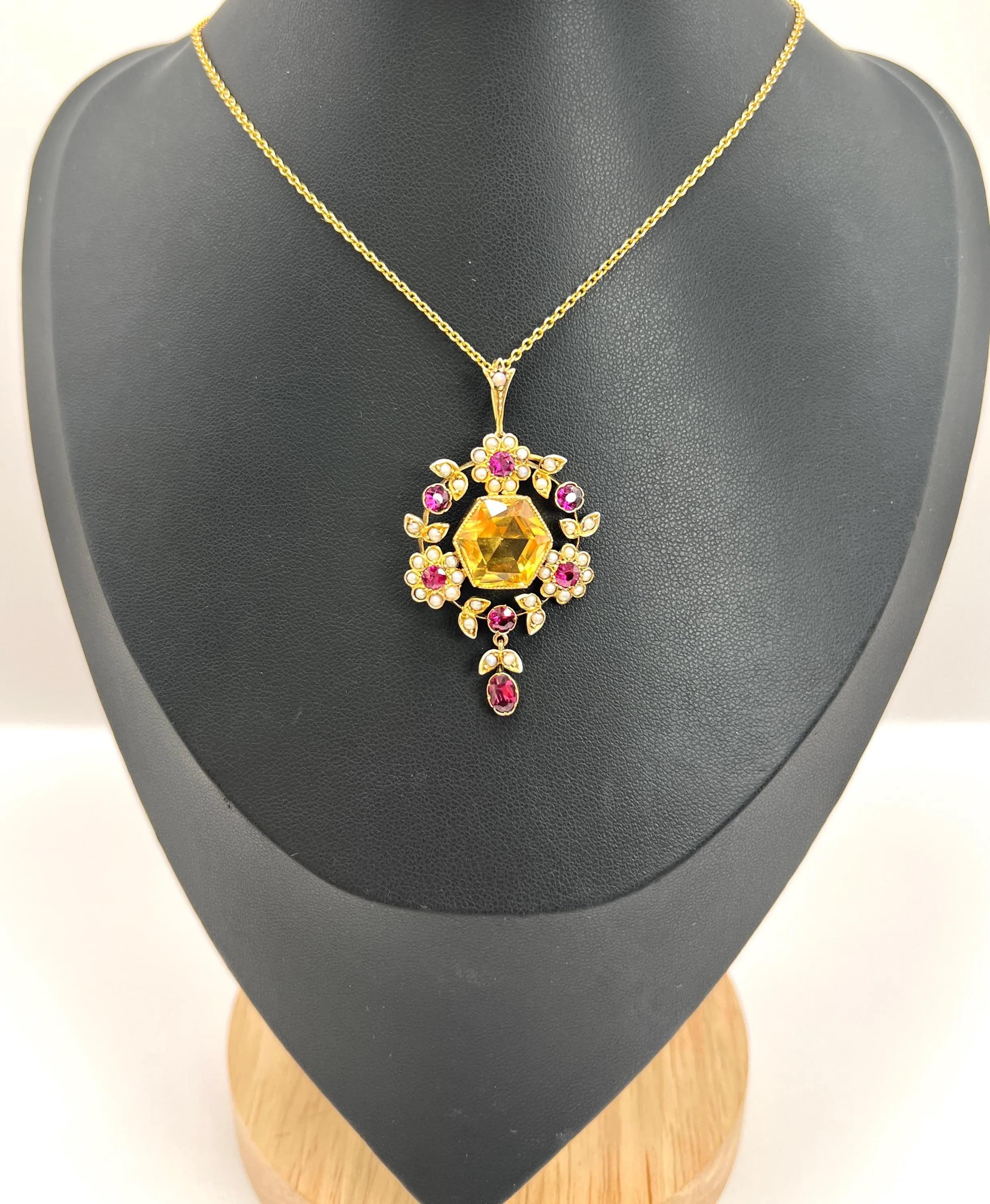 Ciondolo floreale antico

Oro rosa 9ct

Circa 1900

* LA CATENA È VENDUTA SEPARATAMENTE 

Questo raffinato ciondolo in oro rosa 9ct cattura l'eleganza dell'epoca edoardiana. Caratterizzato da un affascinante design circolare, il ciondolo è ornato da