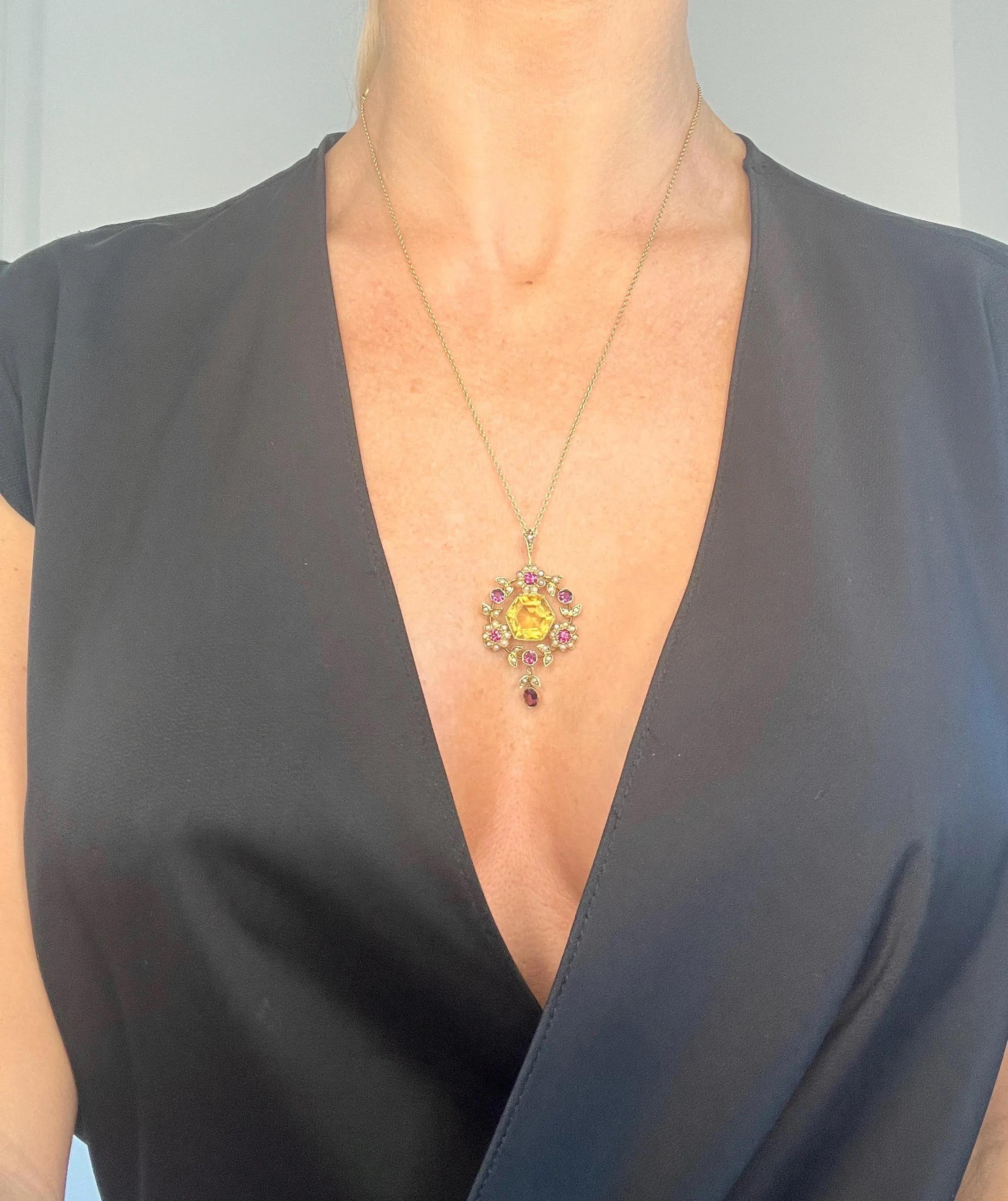 Antico ciondolo floreale esagonale in oro 9ct, edoardiano, con citrino, rubino e perle di mare in vendita 3