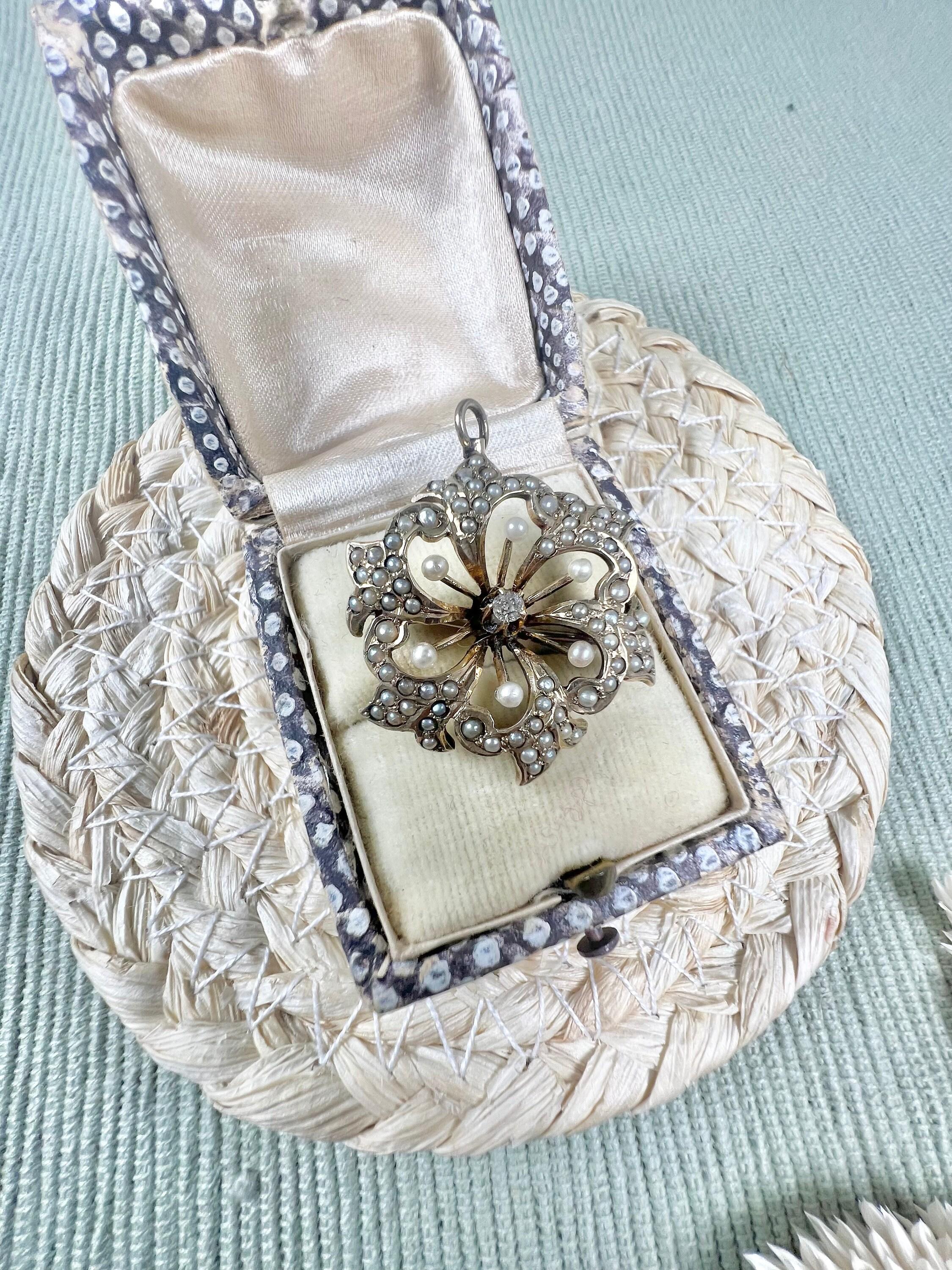Antiker edwardianischer Perlen- und Diamant-Blumenanhänger/Brosche aus 9 Karat Gold (Rundschliff) im Angebot