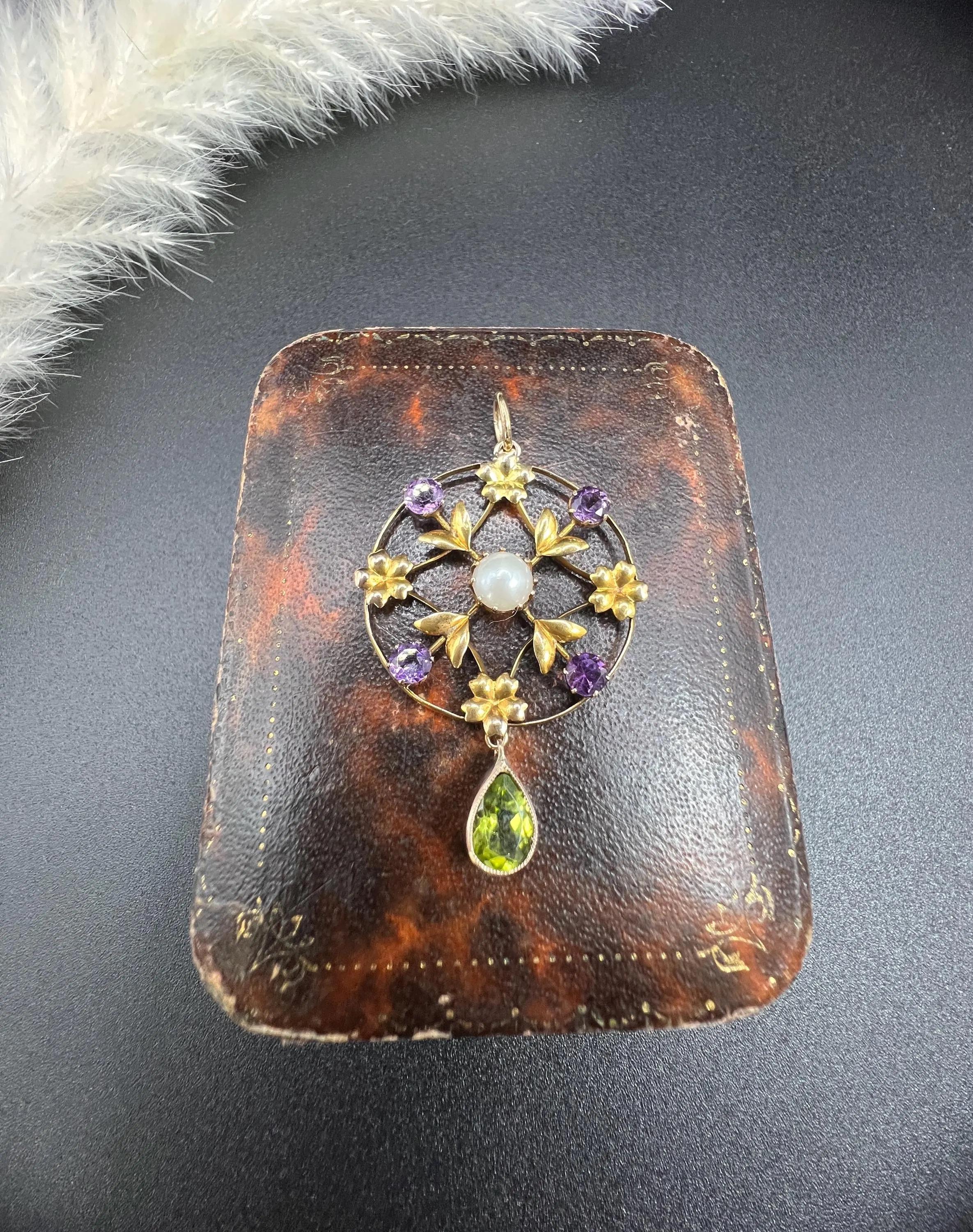 Antique 9ct Gold, Edwardian Peridot, Amethyst and Seed Pearl Suffragette Pendent In Good Condition In Brighton, GB