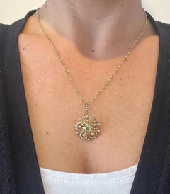 Antiker Anhänger/Brosche aus 9-Karat-Gold im edwardianischen Stil mit Peridot und Saatperlen