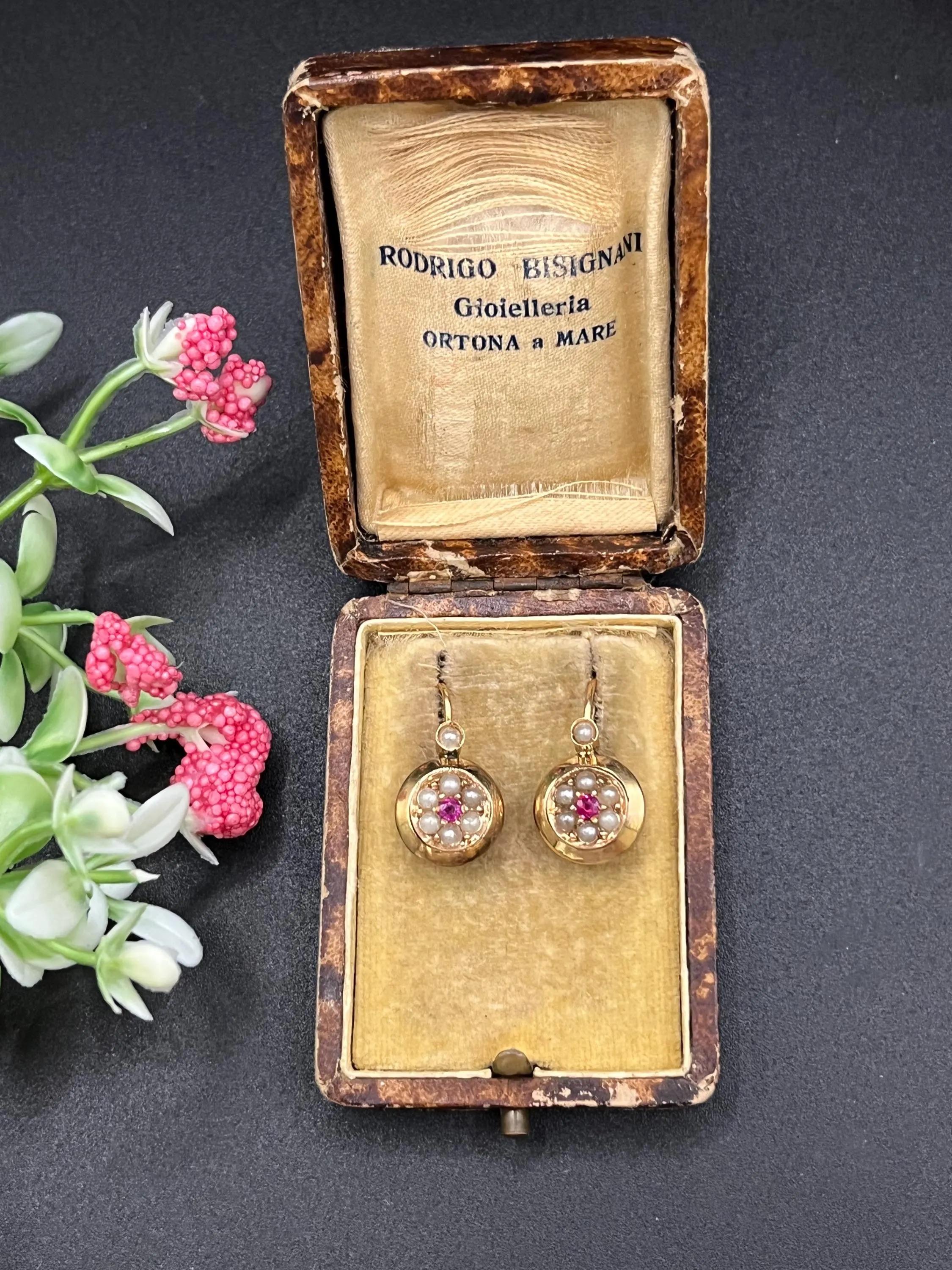Taille ronde Boucles d'oreilles anciennes en or 9ct, Edwardian Rubis et Perles, Circa 1910 en vente