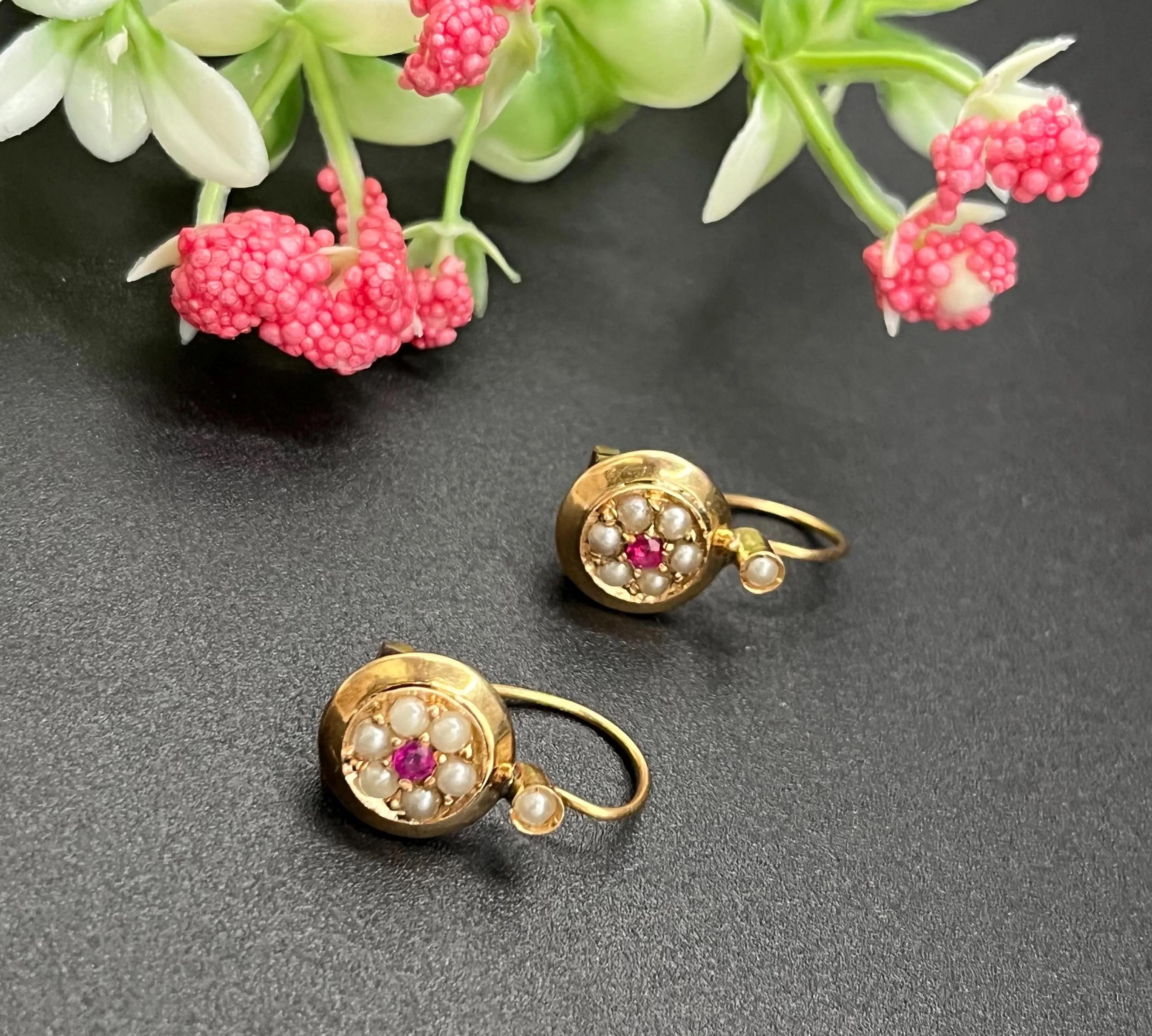 Boucles d'oreilles anciennes en or 9ct, Edwardian Rubis et Perles, Circa 1910 Unisexe en vente