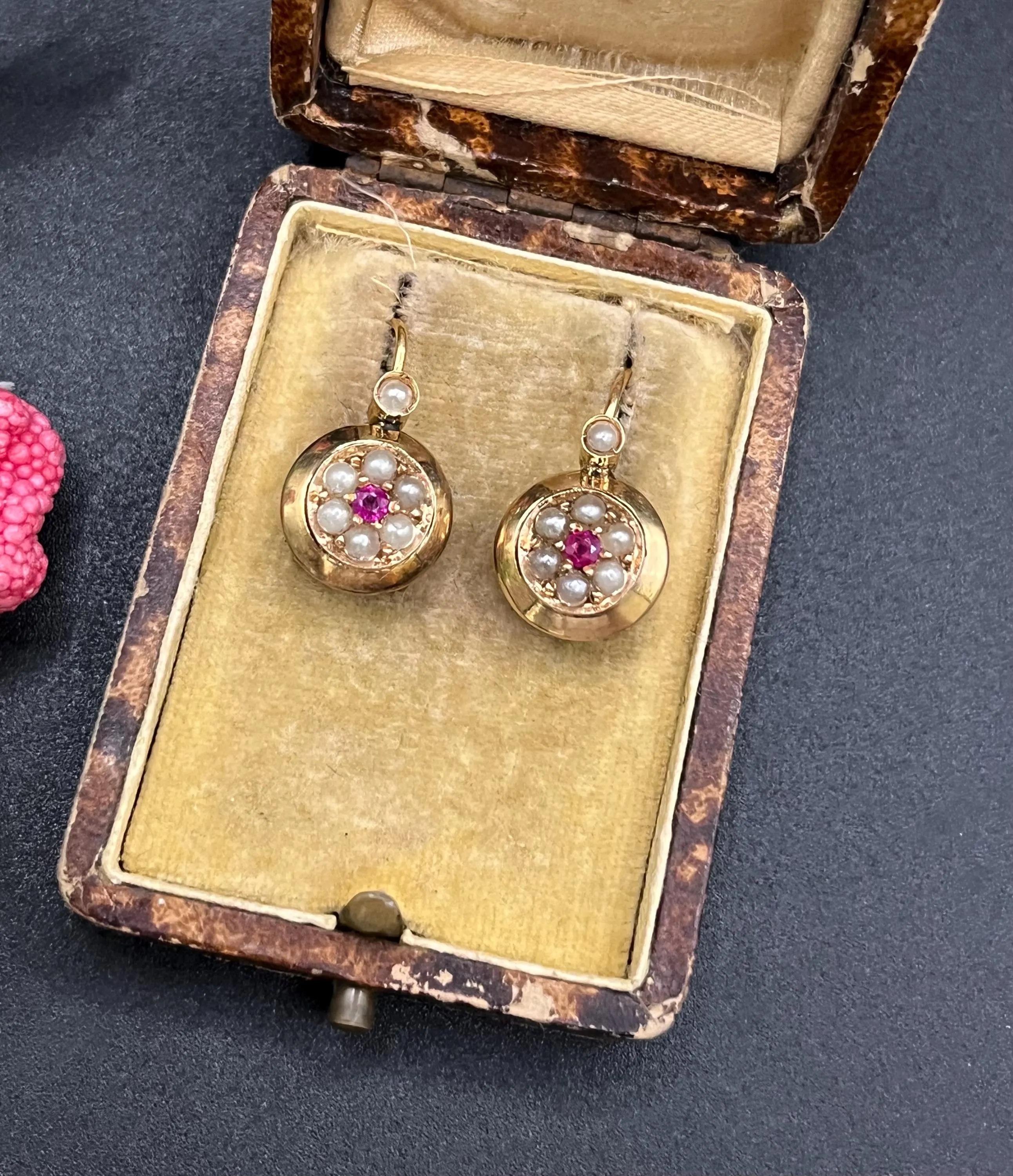 Boucles d'oreilles anciennes en or 9ct, Edwardian Rubis et Perles, Circa 1910 en vente 3