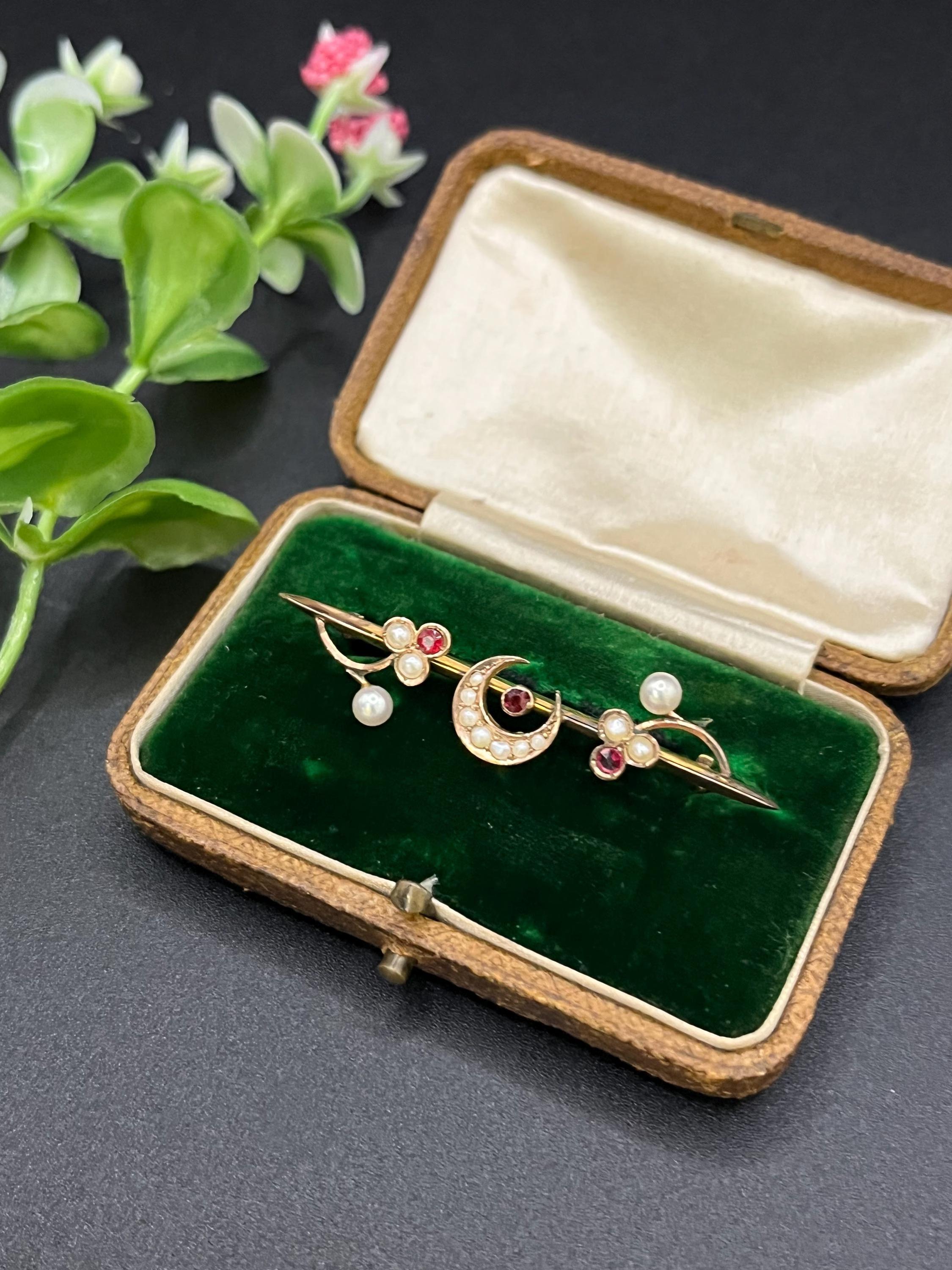 Antike Gold Rubin & Perlen Brosche

9ct Gold gestempelt 

CIRCA 1910

Diese antike Brosche ist aus 9 Karat Gelbgold gefertigt und hat ein halbmondförmiges Design. Er ist abwechselnd mit Saatperlen und Rubinen im Rundschliff besetzt, die entlang der