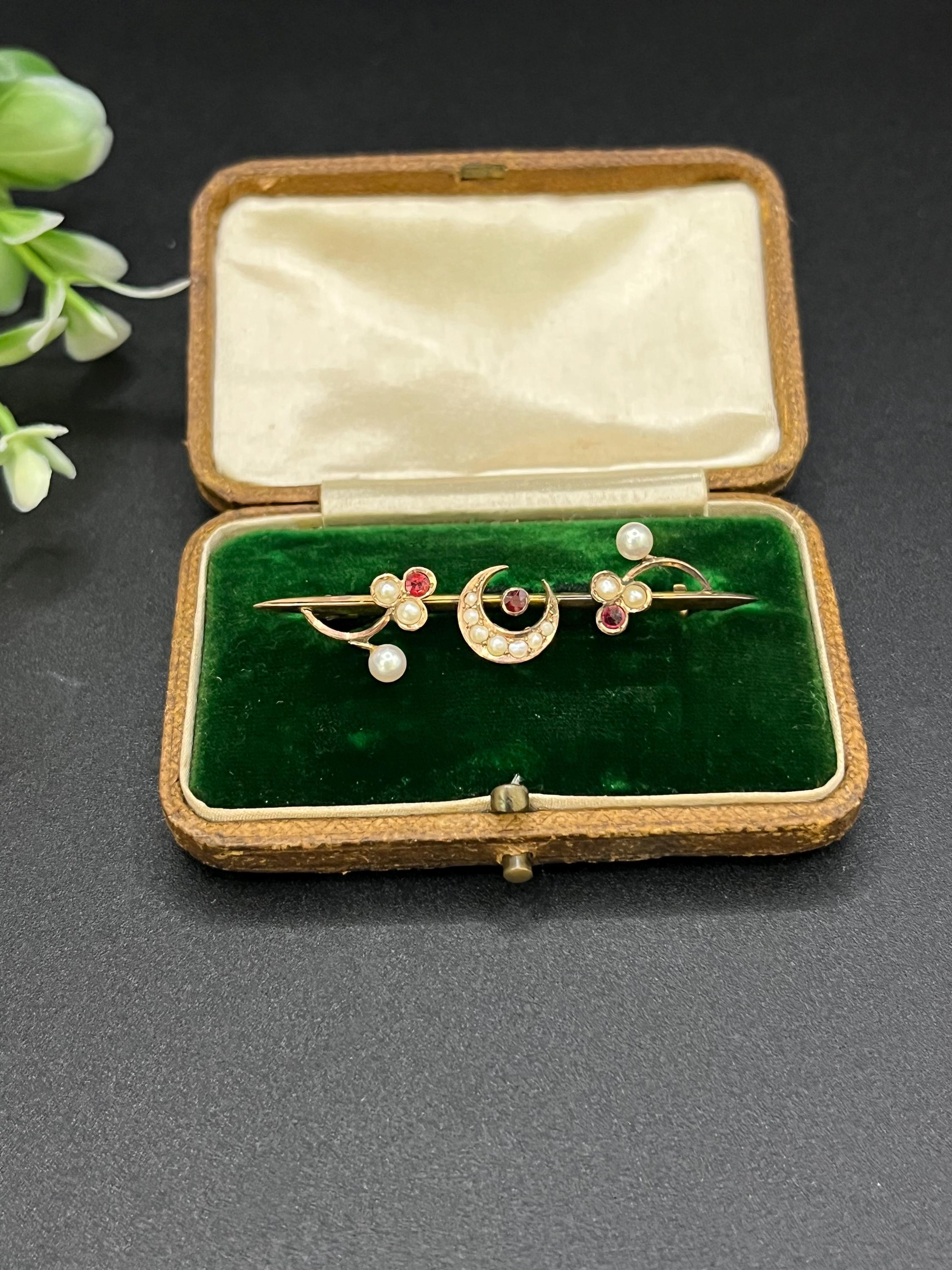 Antike 9ct Gold Edwardian Rubin & Perle Crescent Moon Brosche, CIRCA 1910 (Rundschliff) im Angebot