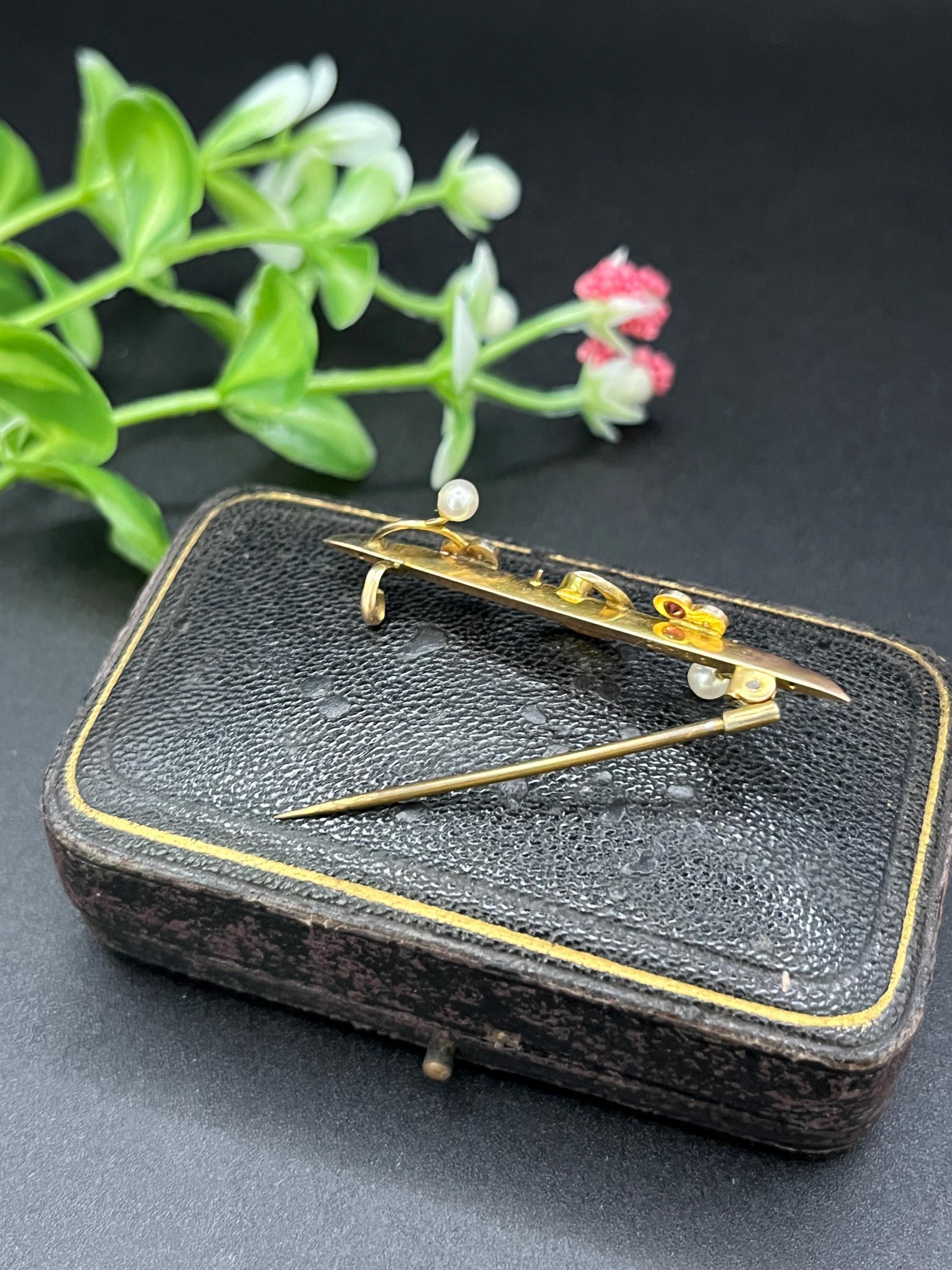 Antike 9ct Gold Edwardian Rubin & Perle Crescent Moon Brosche, CIRCA 1910 im Zustand „Gut“ im Angebot in Brighton, GB