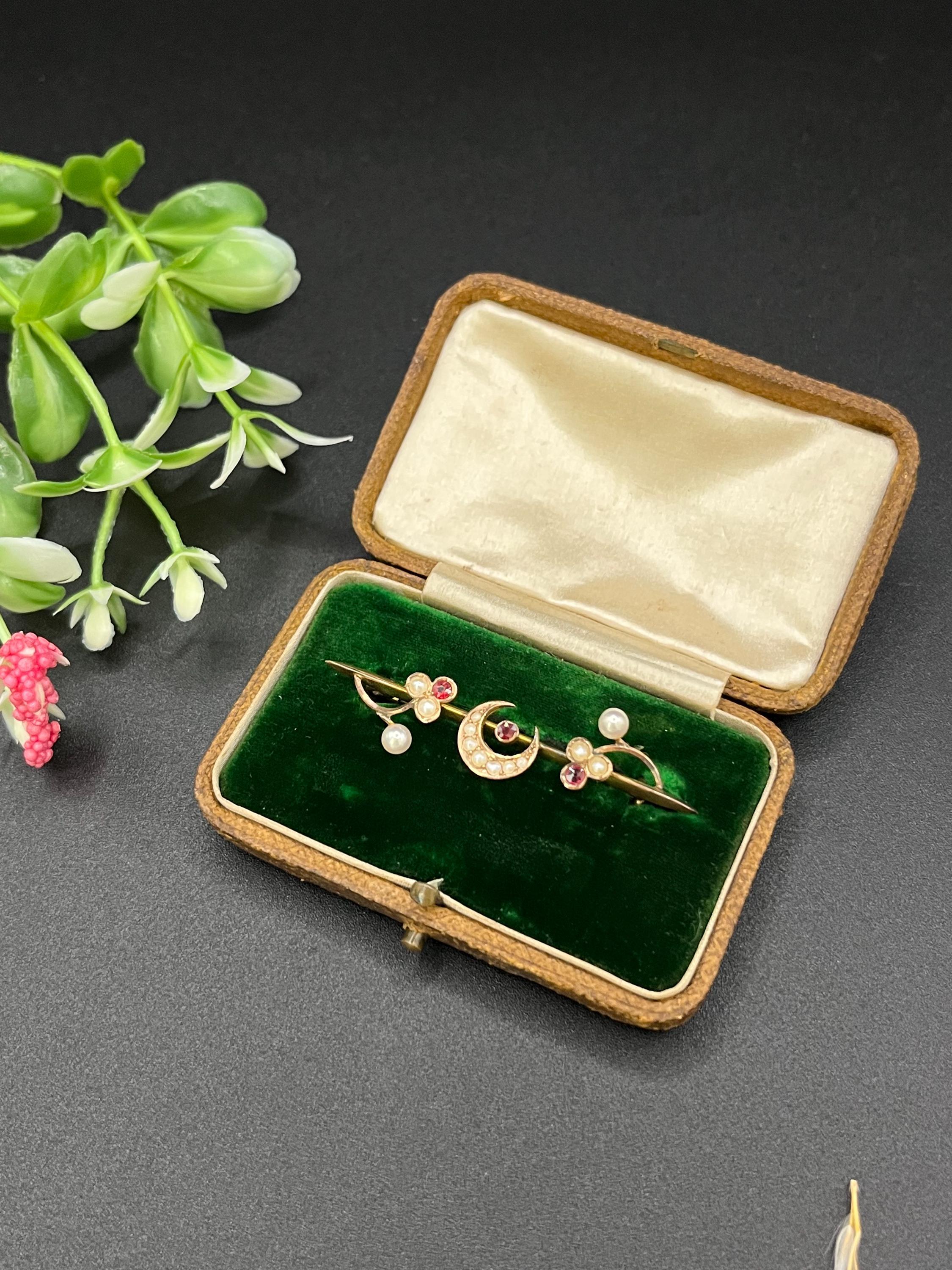 Antike 9ct Gold Edwardian Rubin & Perle Crescent Moon Brosche, CIRCA 1910 für Damen oder Herren im Angebot