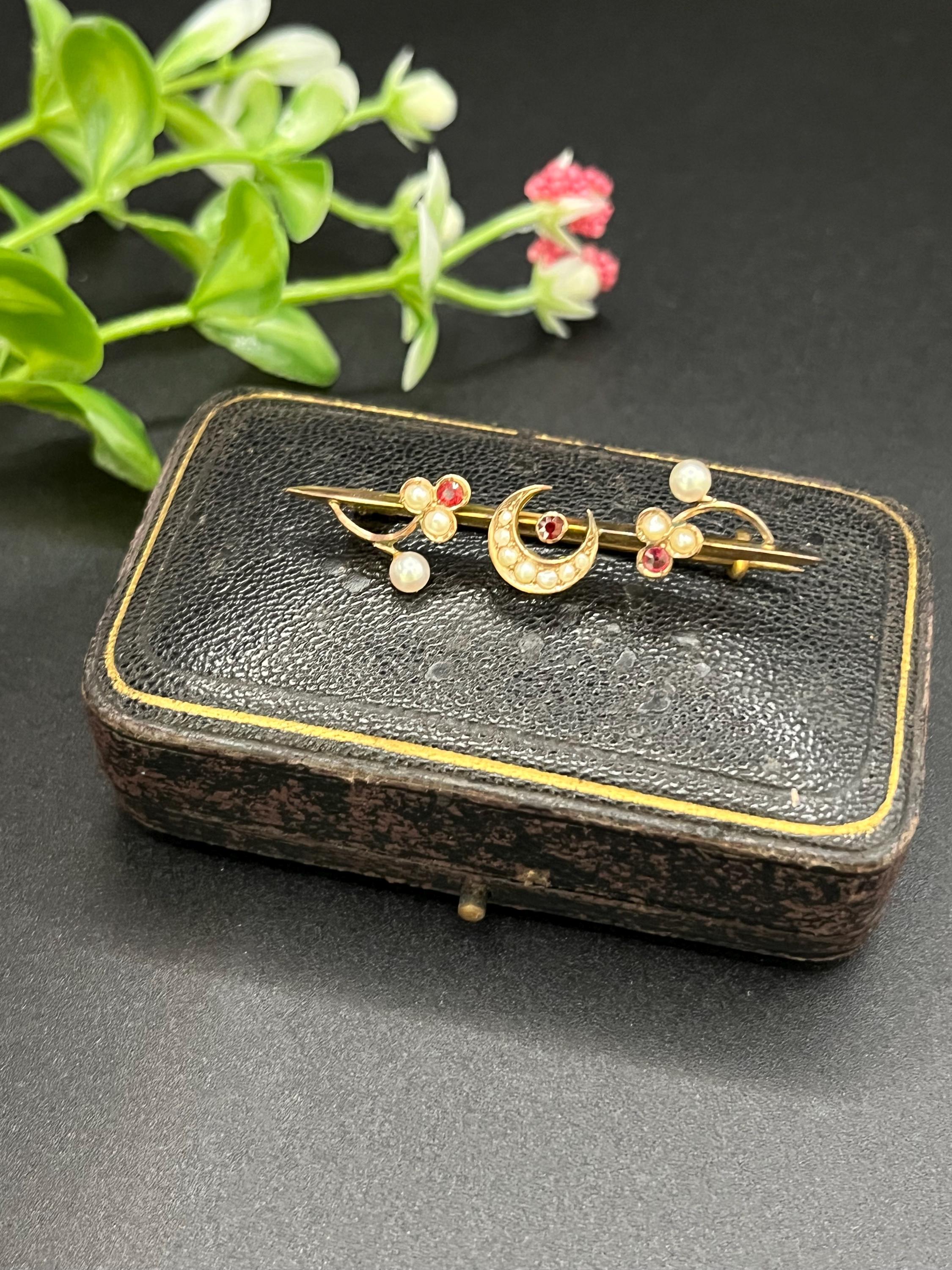 Antike 9ct Gold Edwardian Rubin & Perle Crescent Moon Brosche, CIRCA 1910 im Angebot 1