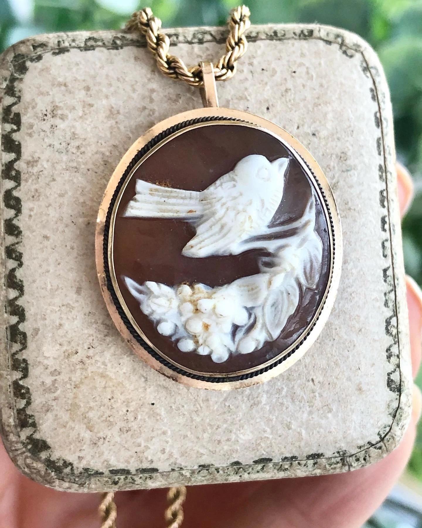 Antique 9ct Gold Edwardian Shell Cameo Bird Pendant/Brooch In Good Condition In Brighton, GB