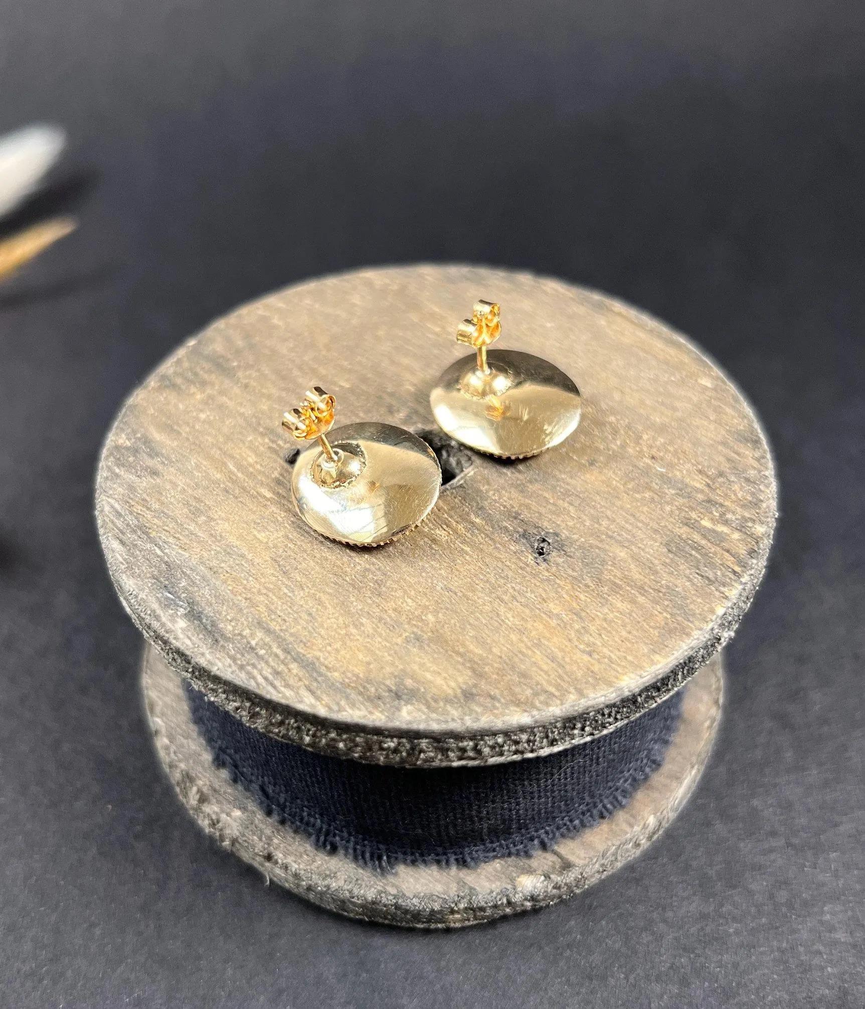 Antique 9ct Gold, Edwardian Shell Cameo & Seed Pearl Stud Earrings For Sale 3
