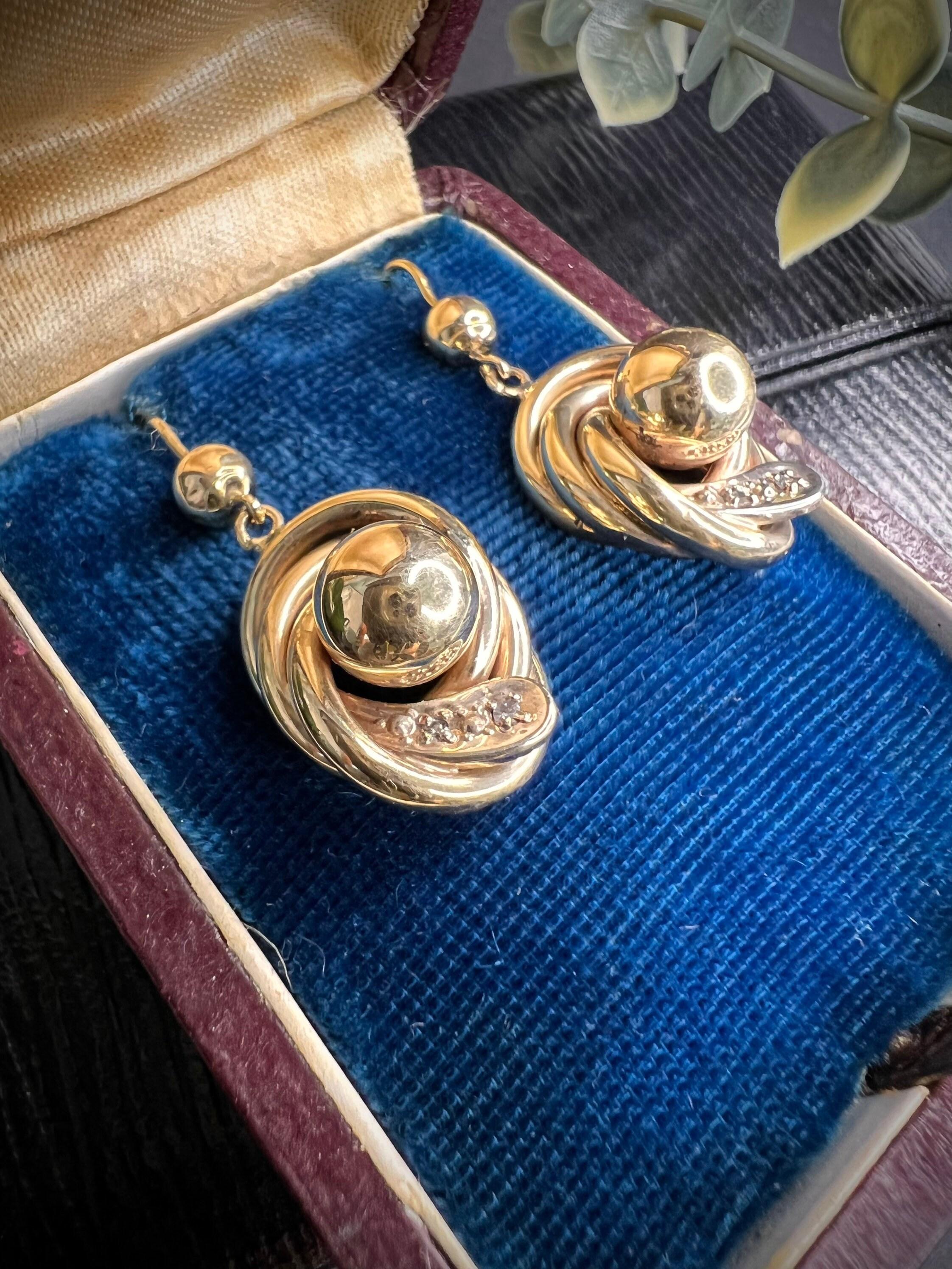 Antike Schlangenkugel-Ohrringe 

9-Karat-Gold 

CIRCA 1900

Wunderschöne edwardianische Ohrringe im Schlangenstil mit Goldkugeln und Diamantschwanz 

Maßnahmen: 

Länge ca. 35,6 mm 
Breite ca. 13,9 mm 
Tropfen ca. 27mm

Alle unsere Artikel sind