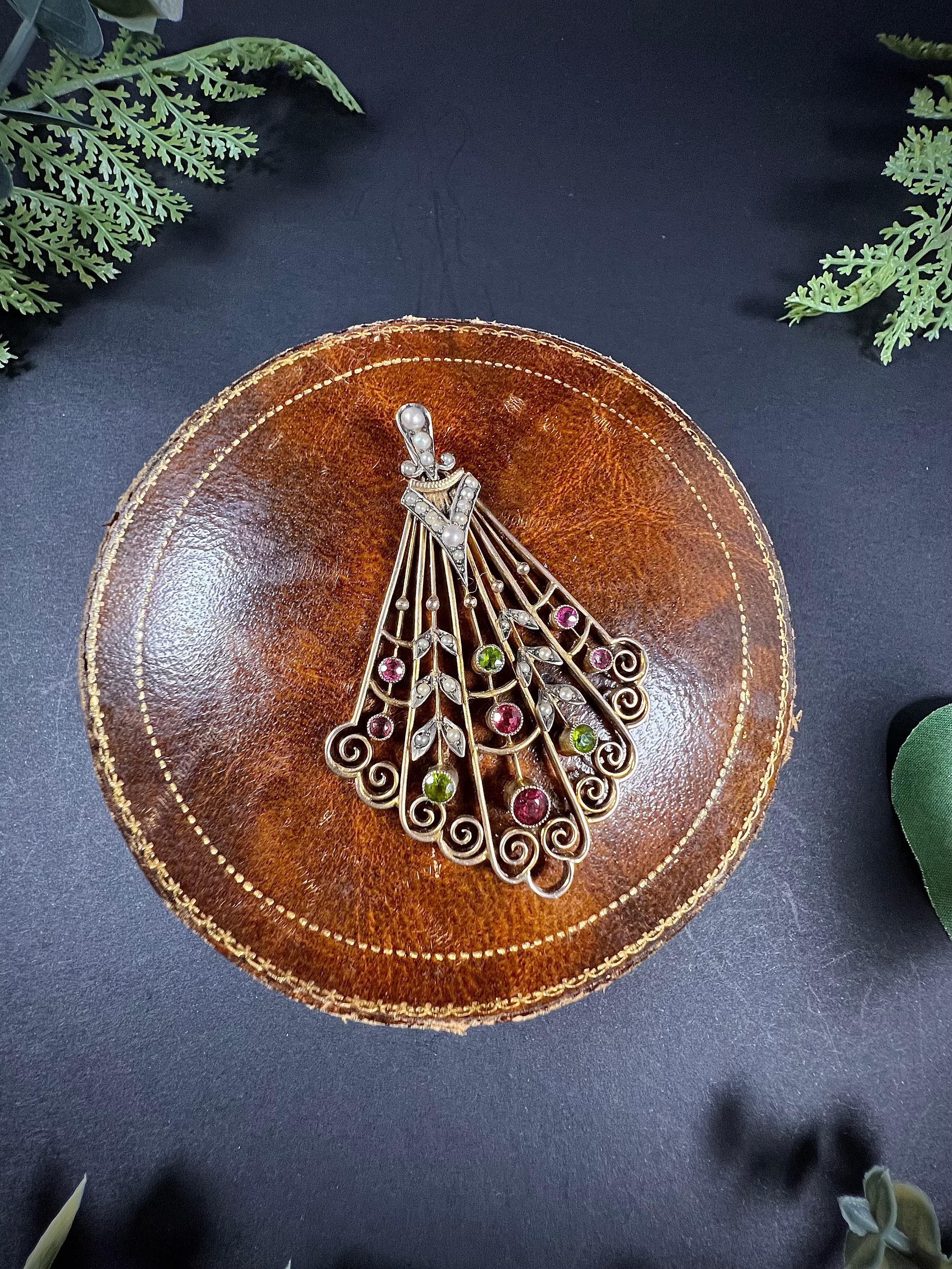 Taille ronde Pendentif édouardien ancien en or 9 carats, tourmaline Suffragette, péridot et perles de rocaille en vente