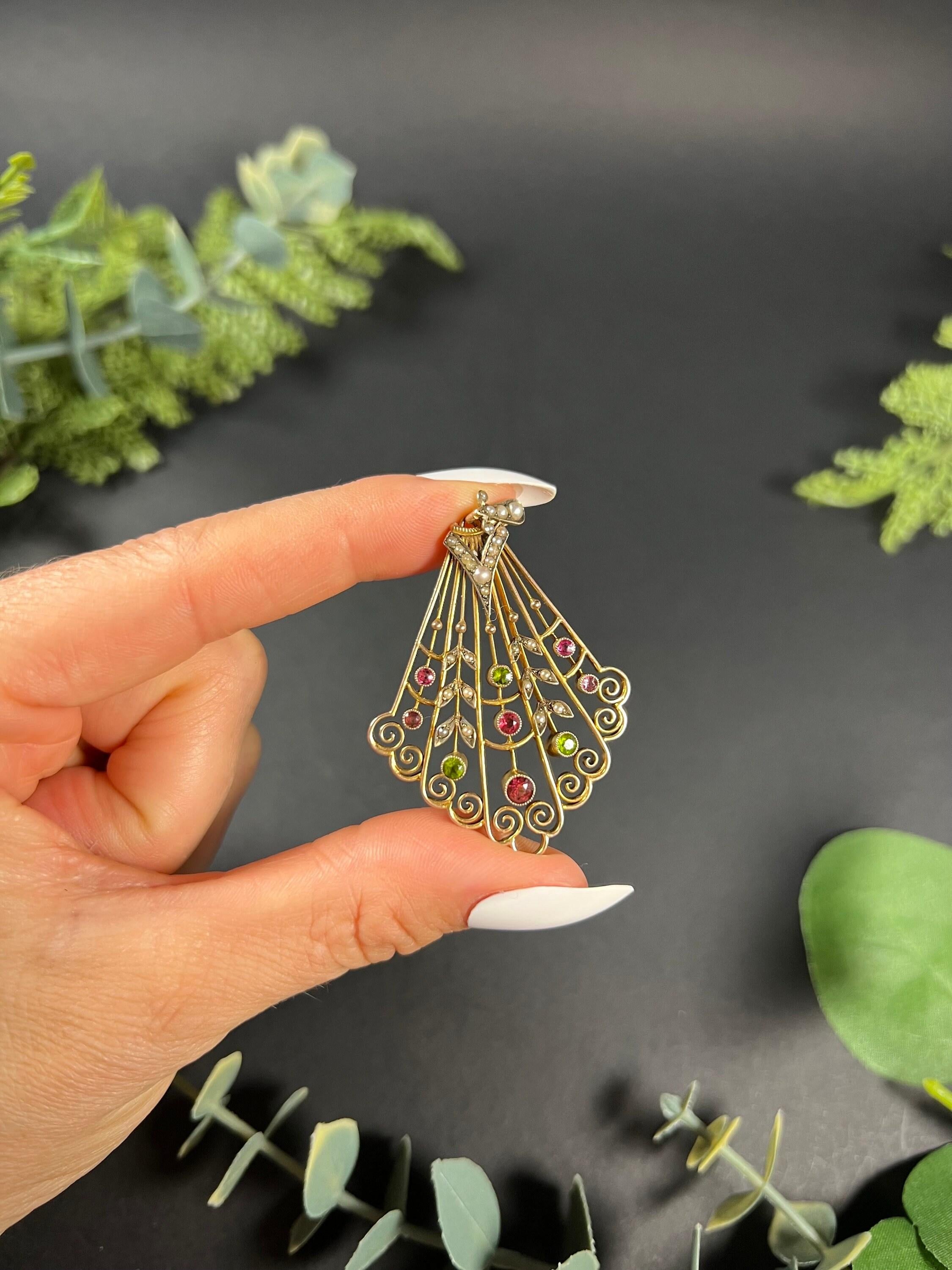 Pendentif édouardien ancien en or 9 carats, tourmaline Suffragette, péridot et perles de rocaille Bon état - En vente à Brighton, GB