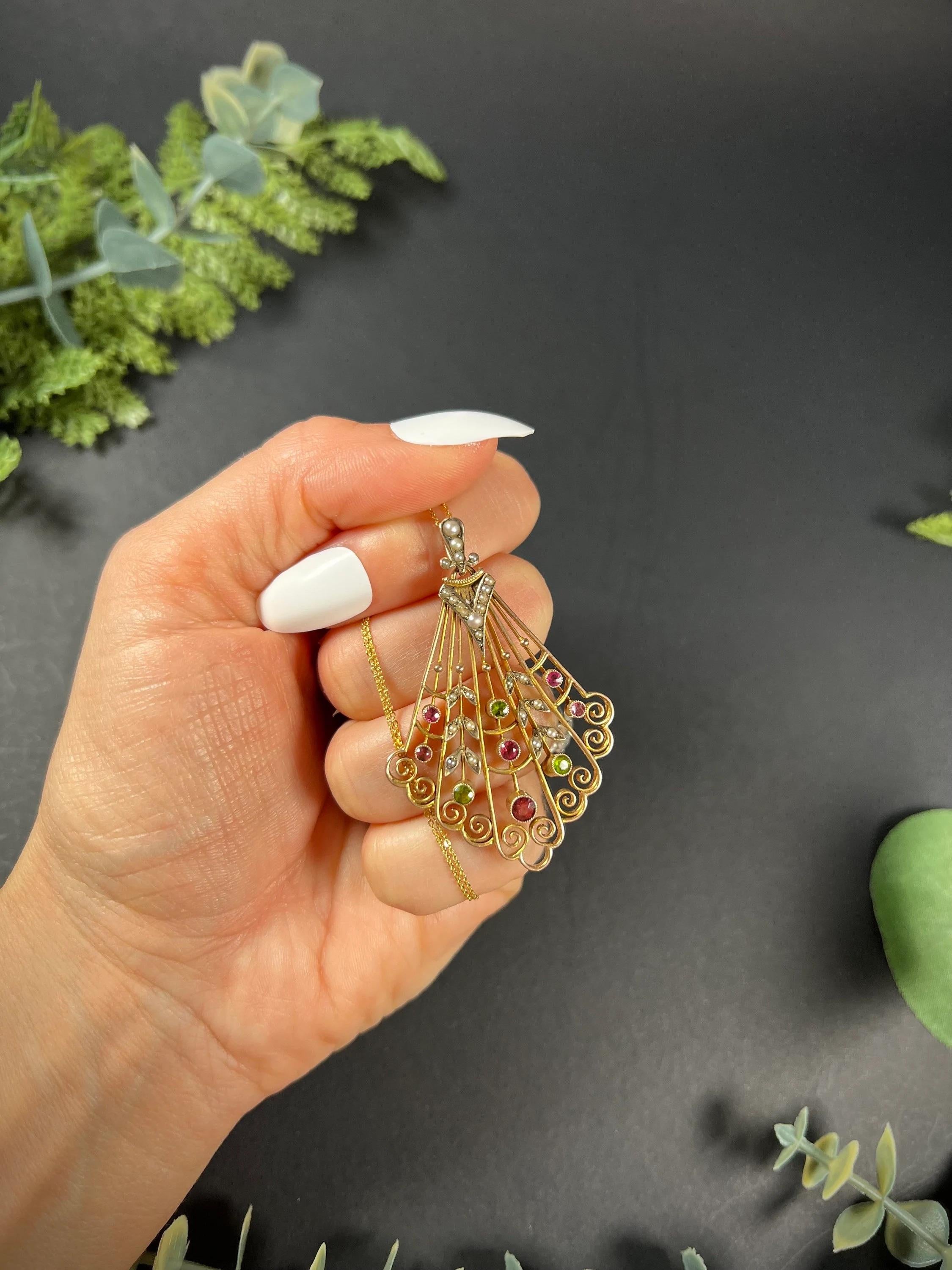 Pendentif édouardien ancien en or 9 carats, tourmaline Suffragette, péridot et perles de rocaille Unisexe en vente