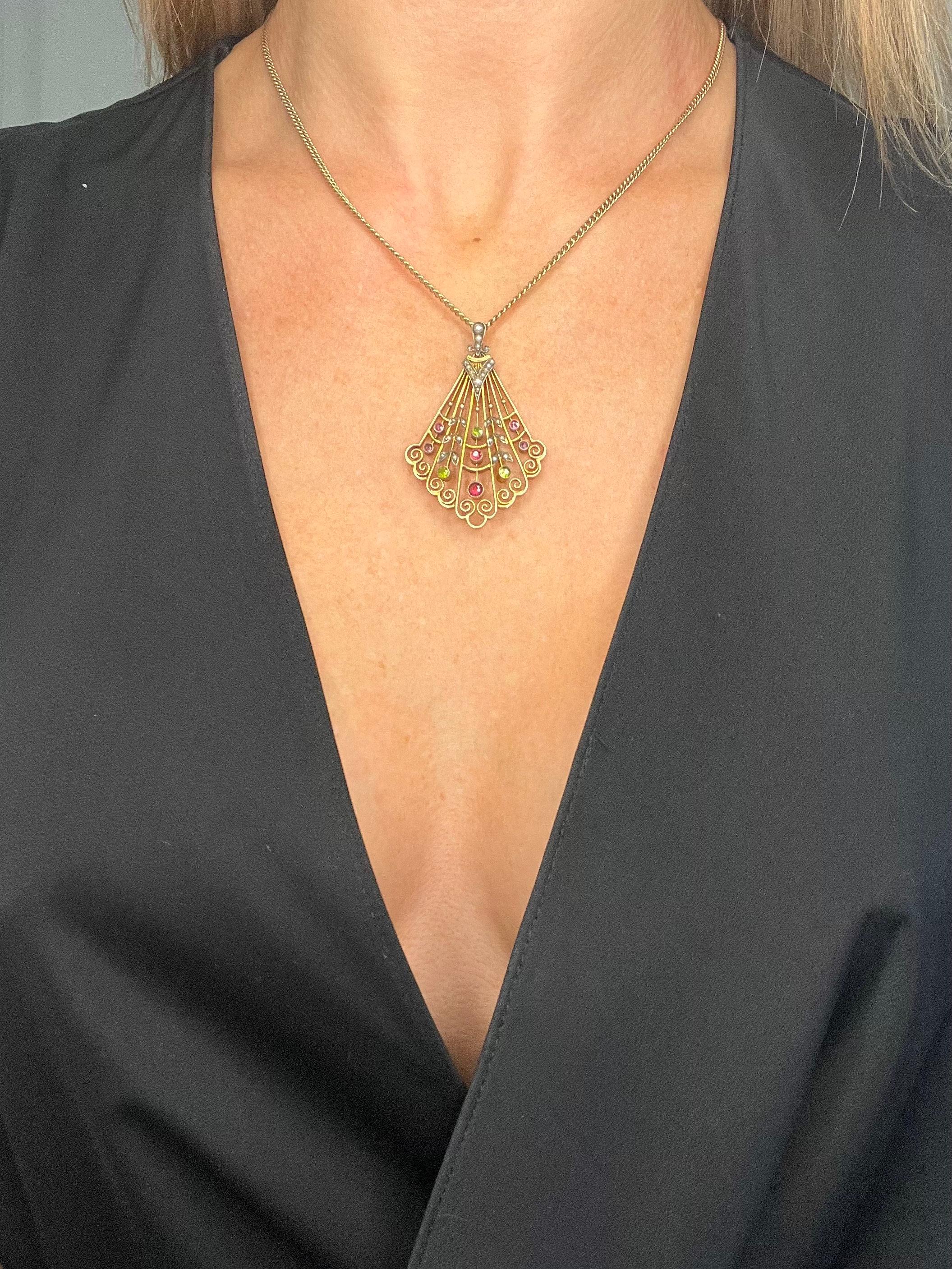 Pendentif édouardien ancien en or 9 carats, tourmaline Suffragette, péridot et perles de rocaille en vente 1