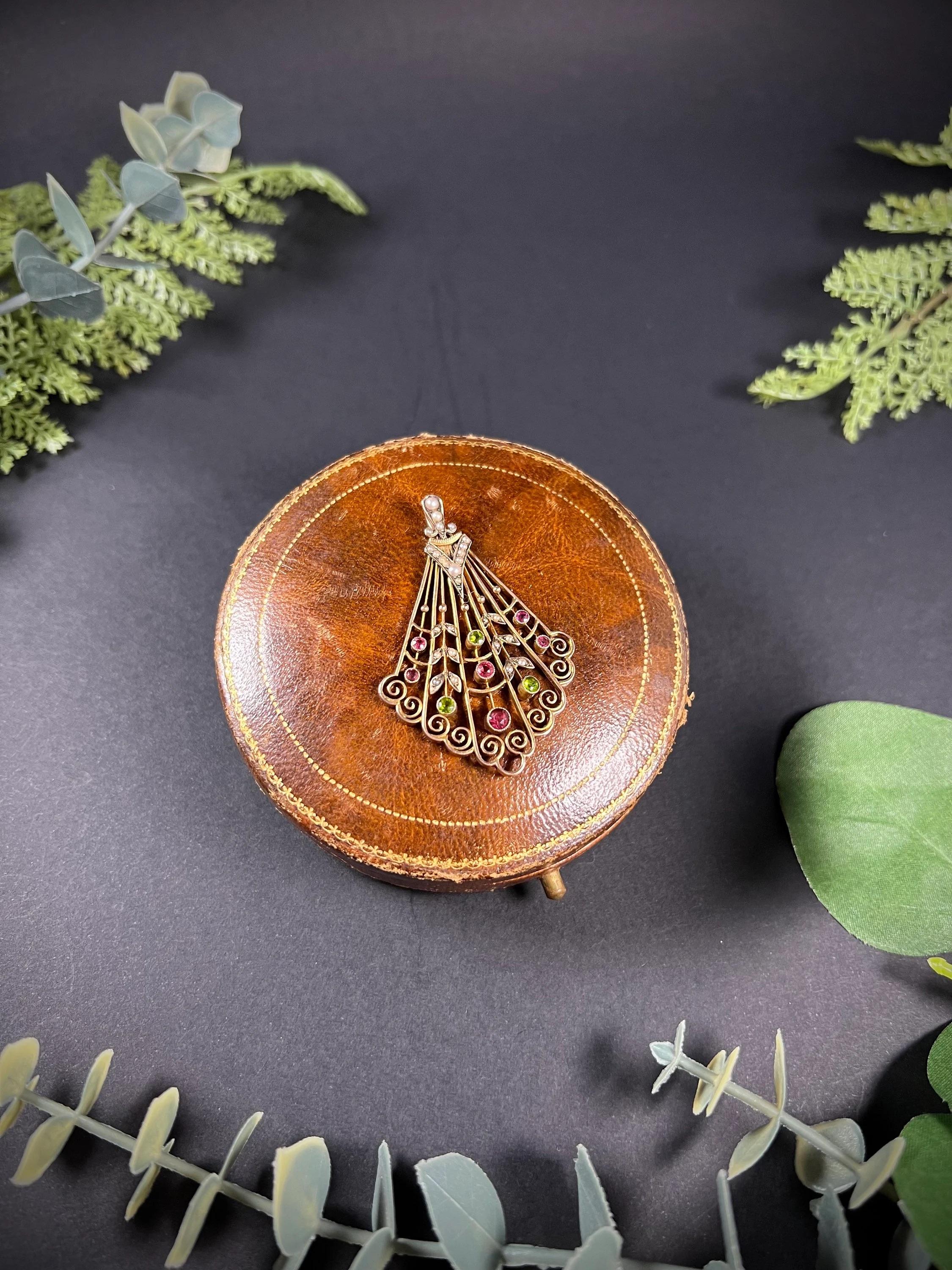 Pendentif édouardien ancien en or 9 carats, tourmaline Suffragette, péridot et perles de rocaille en vente 2