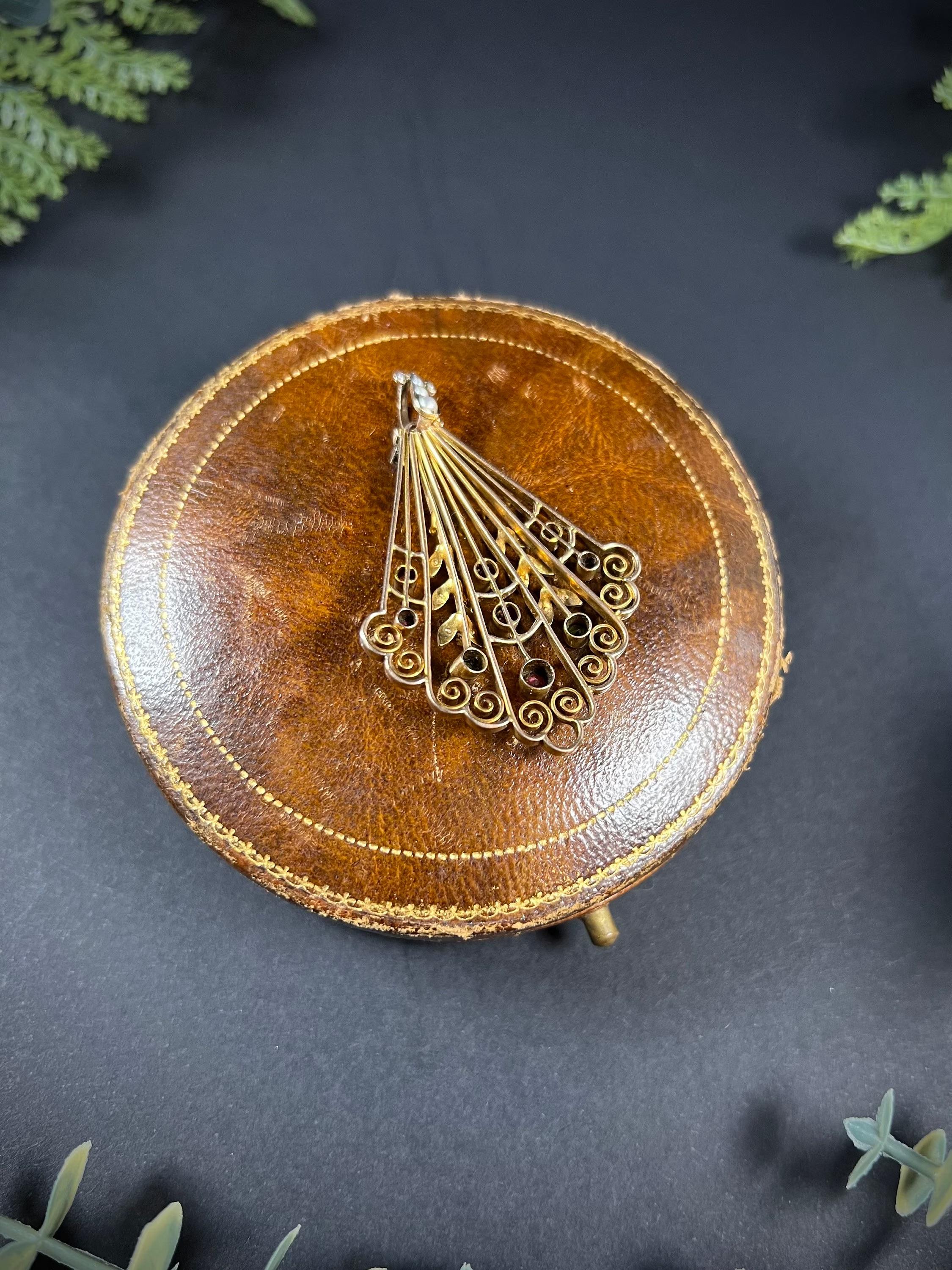 Pendentif édouardien ancien en or 9 carats, tourmaline Suffragette, péridot et perles de rocaille en vente 4