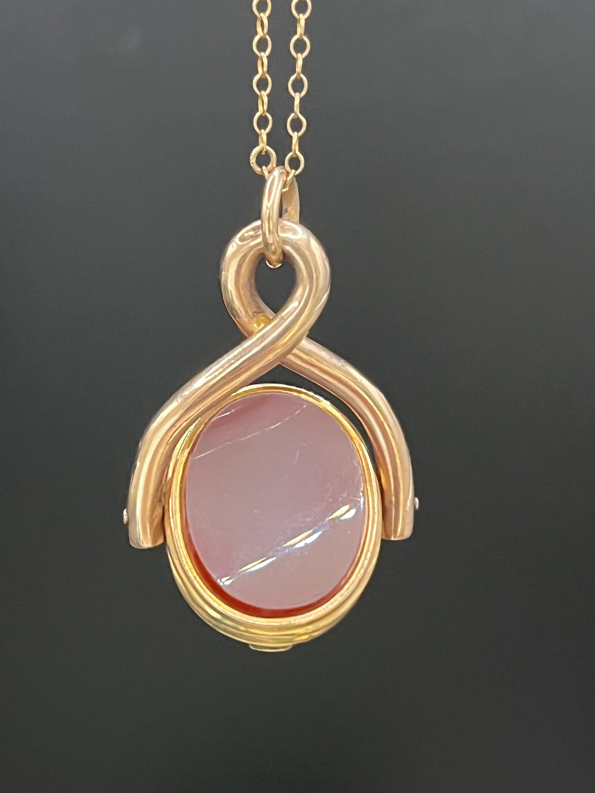 Porte-bonheur double face avec médaillon, d'époque édouardienne 


Porte-bonheur ancien datant d'environ 1900, réalisé en or 9ct. Elle présente un motif double face avec une cornaline ovale et, au verso, une pierre de sang ovale, le tout encadré