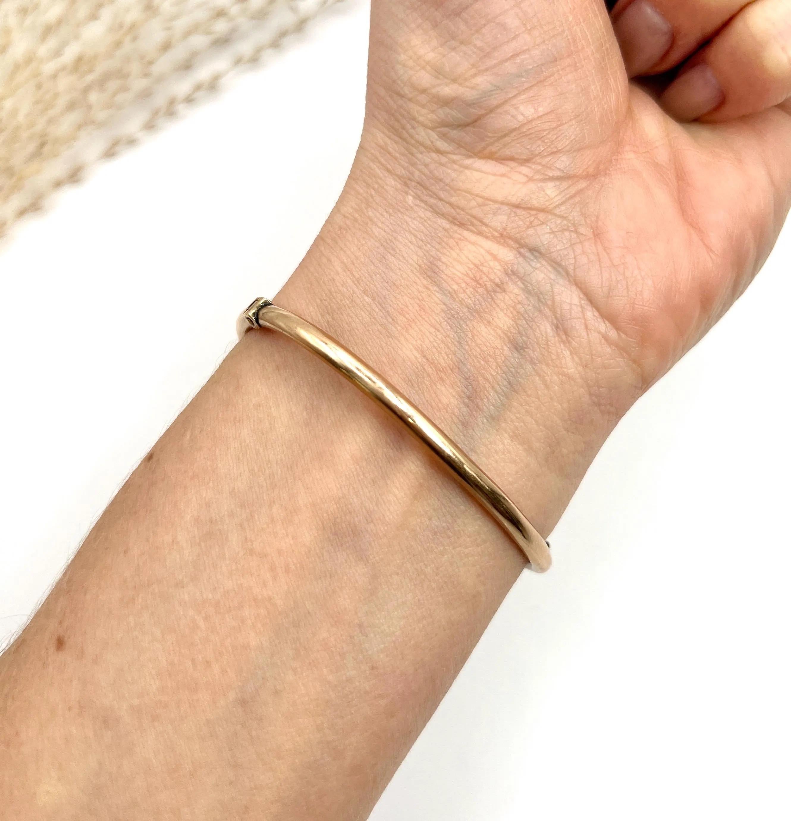 Antique Floral Bangle 

9ct Rose Gold

Circa 1910

Embrace the elegance of the Edwardian era with this exquisite 9ct rose gold bangle, showcasing a delicate floral design that captures the essence of vintage charm. Crafted circa 1910, this stunning