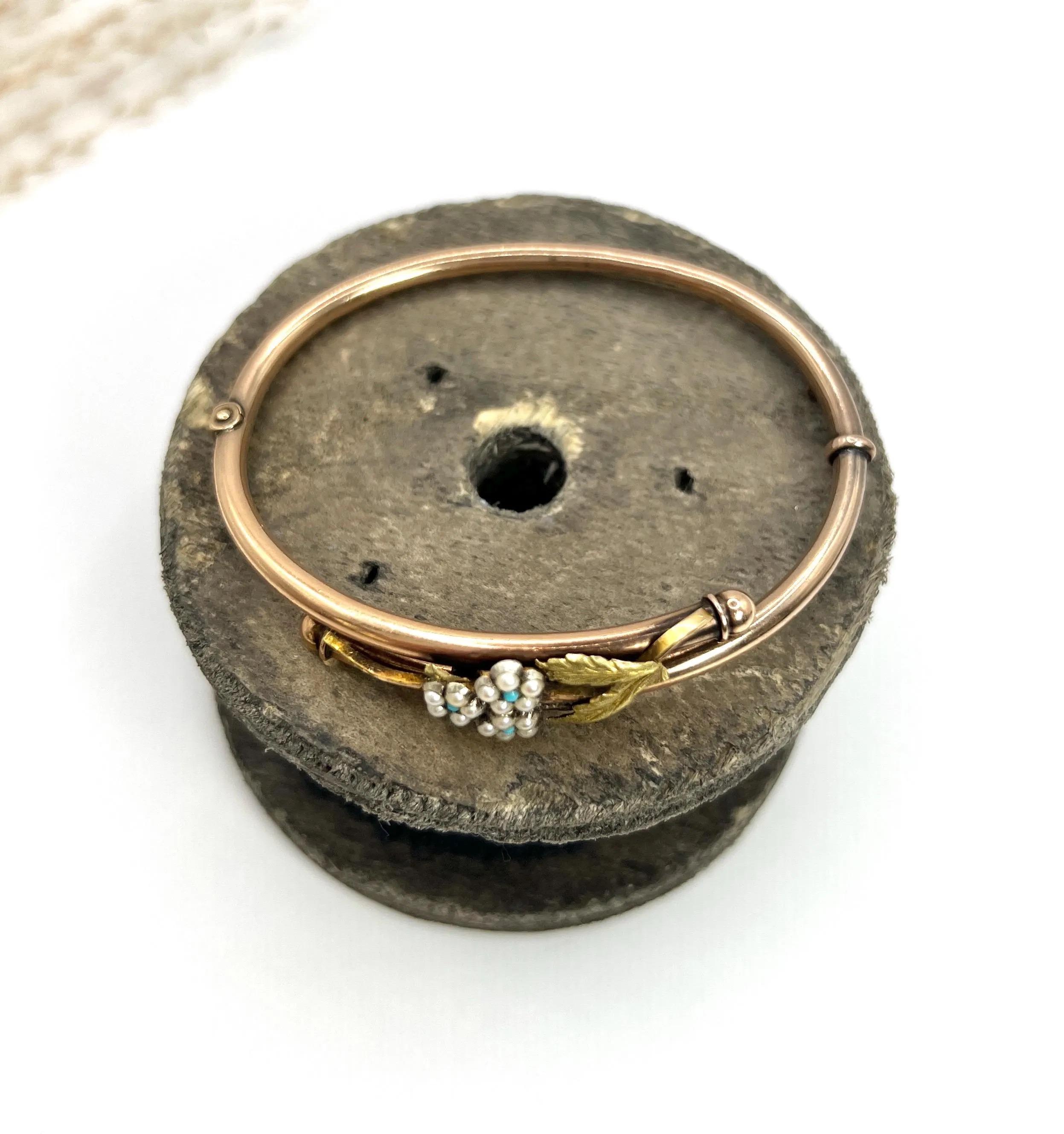Antique 9ct Gold, Edwardian Turquoise & Natural Seed Pearl Forget Me Not Bangle In Good Condition For Sale In Brighton, GB