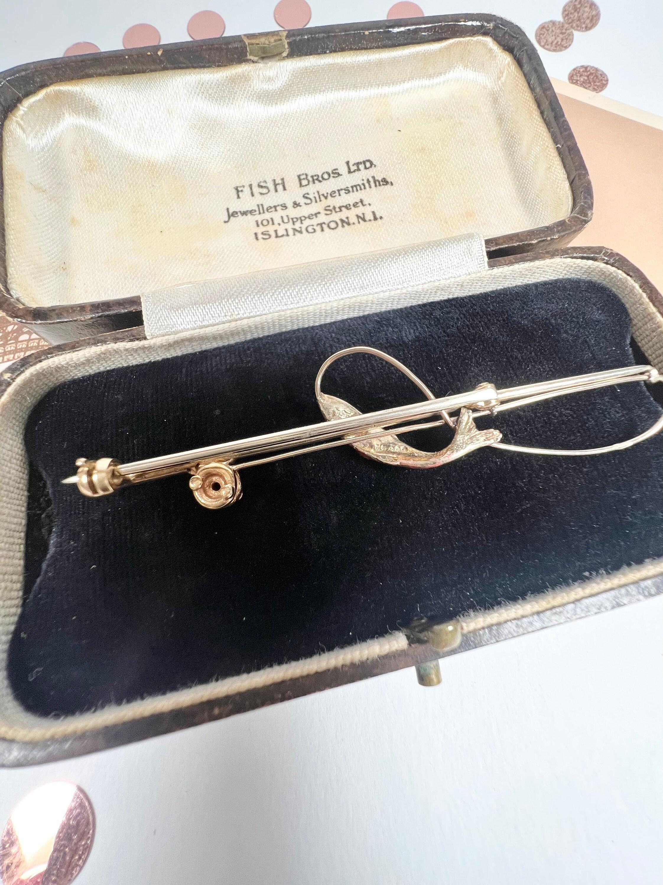 Antique 9ct Gold & Enamel Edwardian Fishing Rod Brooch Hallmarked London 1905 In Good Condition For Sale In Brighton, GB