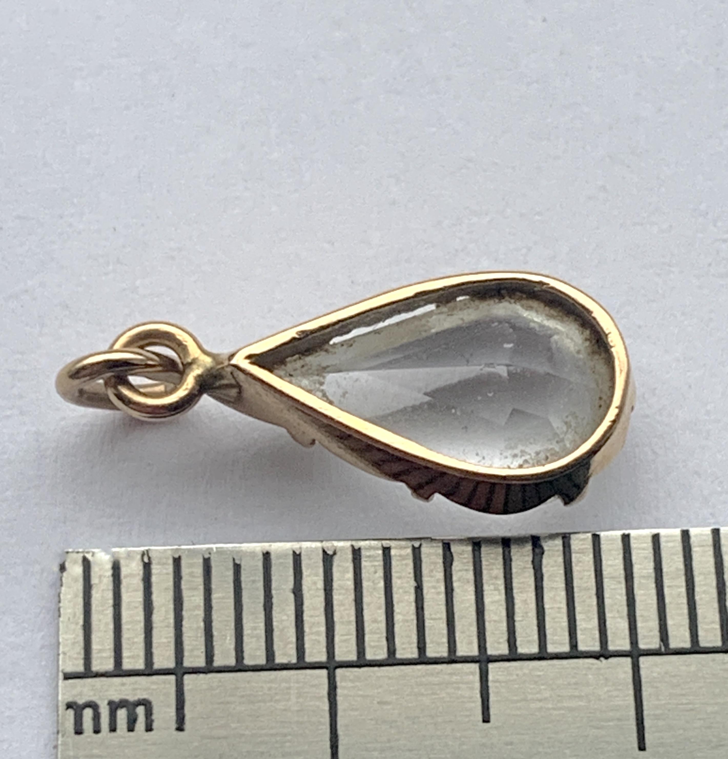 Pendentif ancien en or 9ct en cristal de roche facetté de forme poire en vente 5