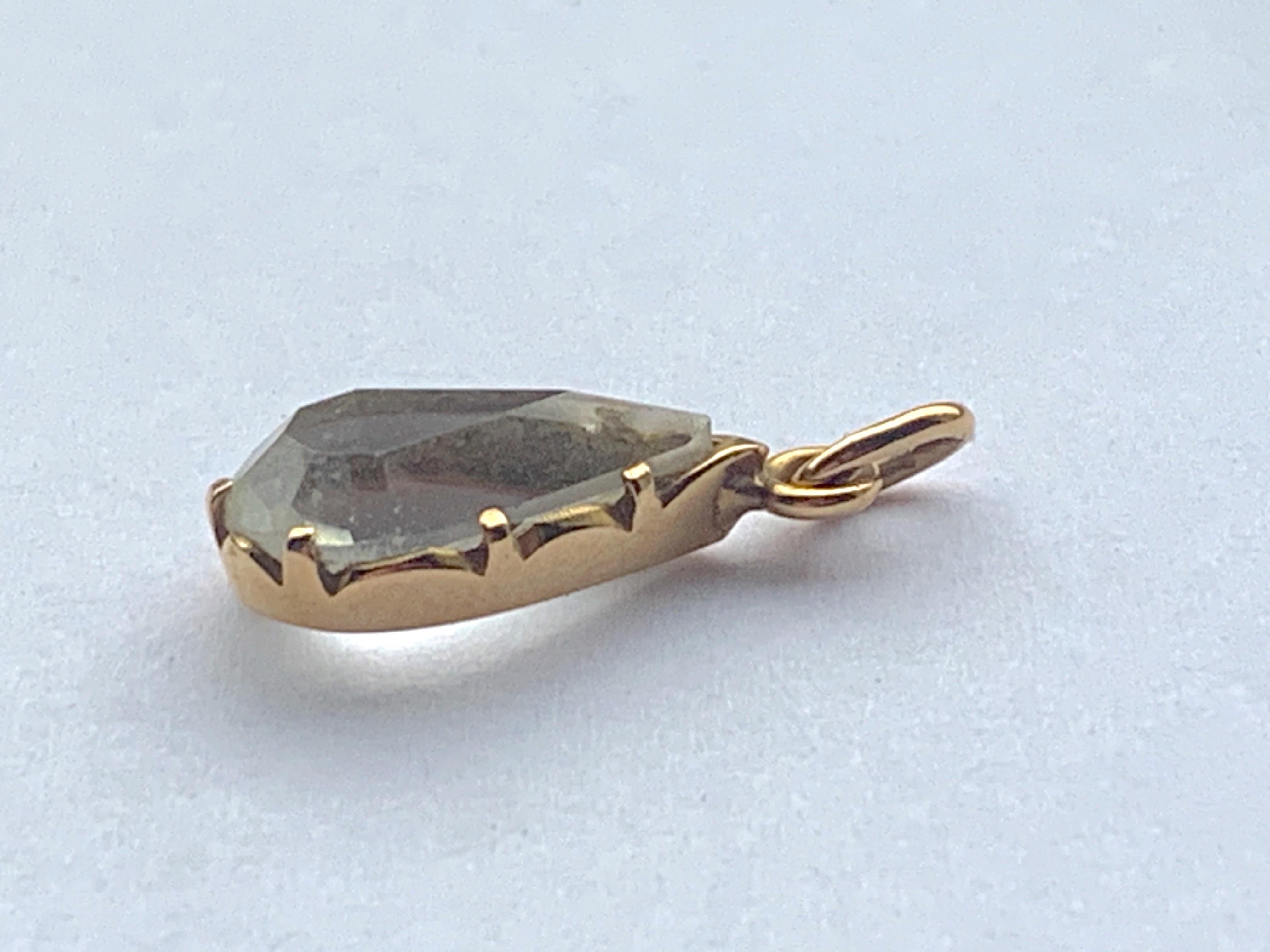 Taille poire Pendentif ancien en or 9ct en cristal de roche facetté de forme poire en vente