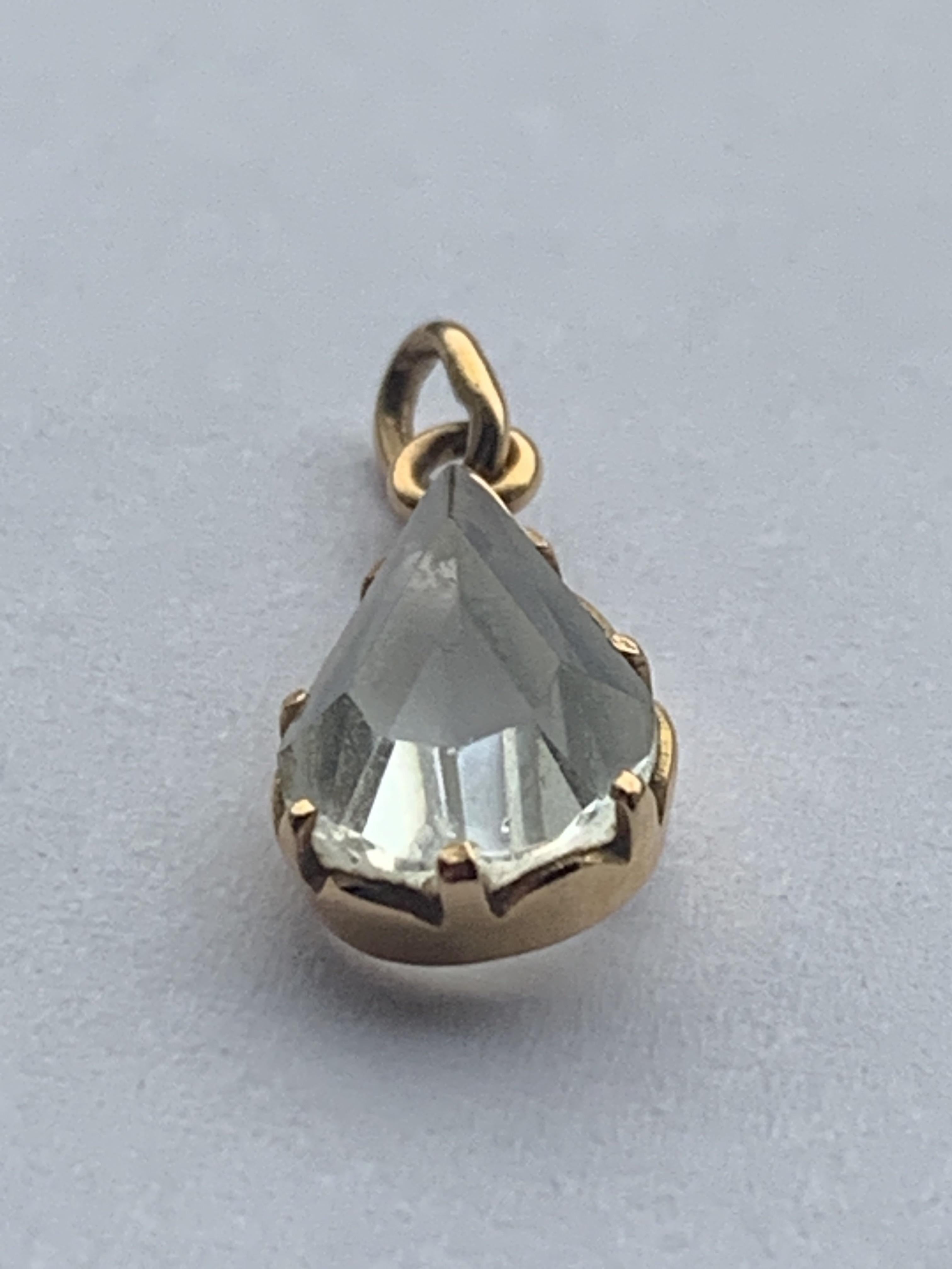 Pendentif ancien en or 9ct en cristal de roche facetté de forme poire Bon état - En vente à London, GB