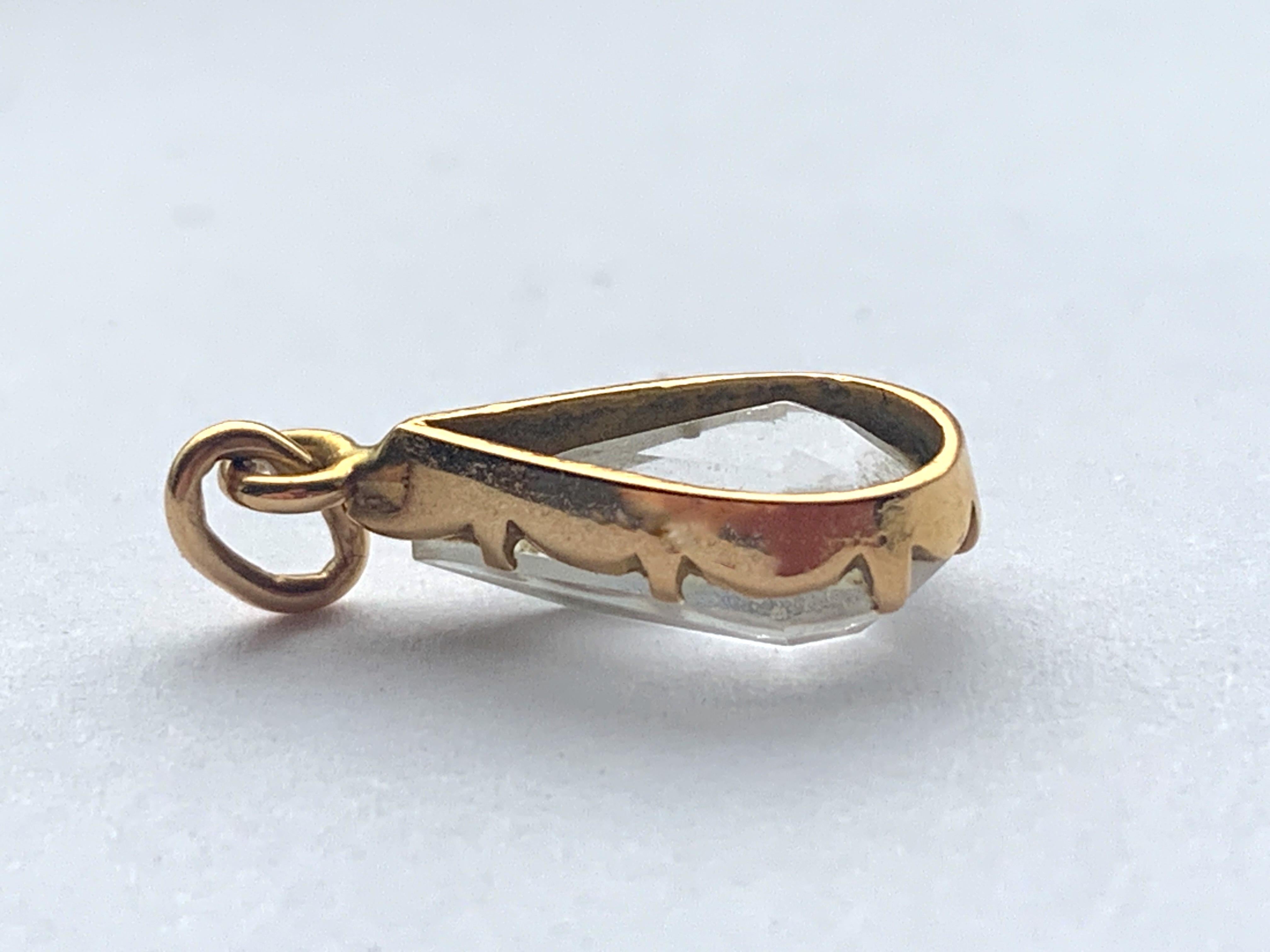 Pendentif ancien en or 9ct en cristal de roche facetté de forme poire en vente 1