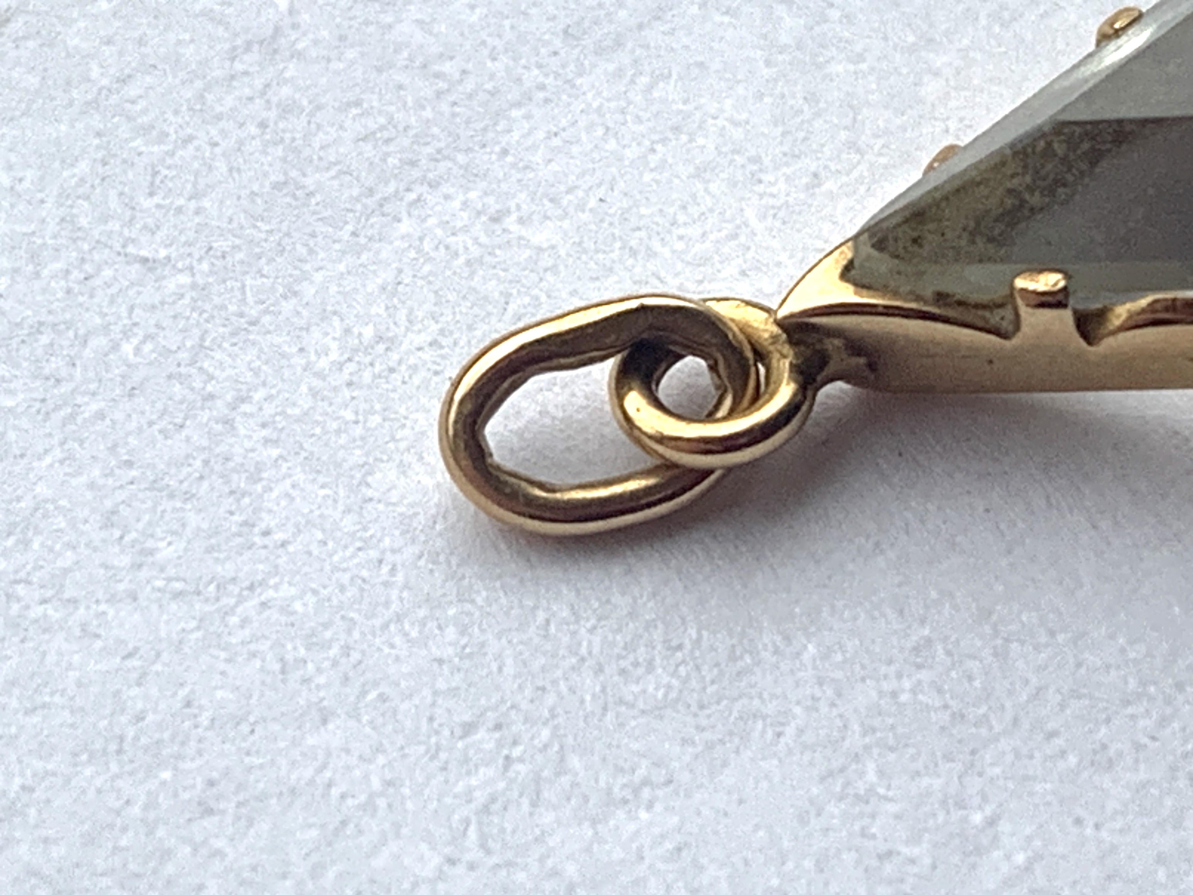 Pendentif ancien en or 9ct en cristal de roche facetté de forme poire en vente 3