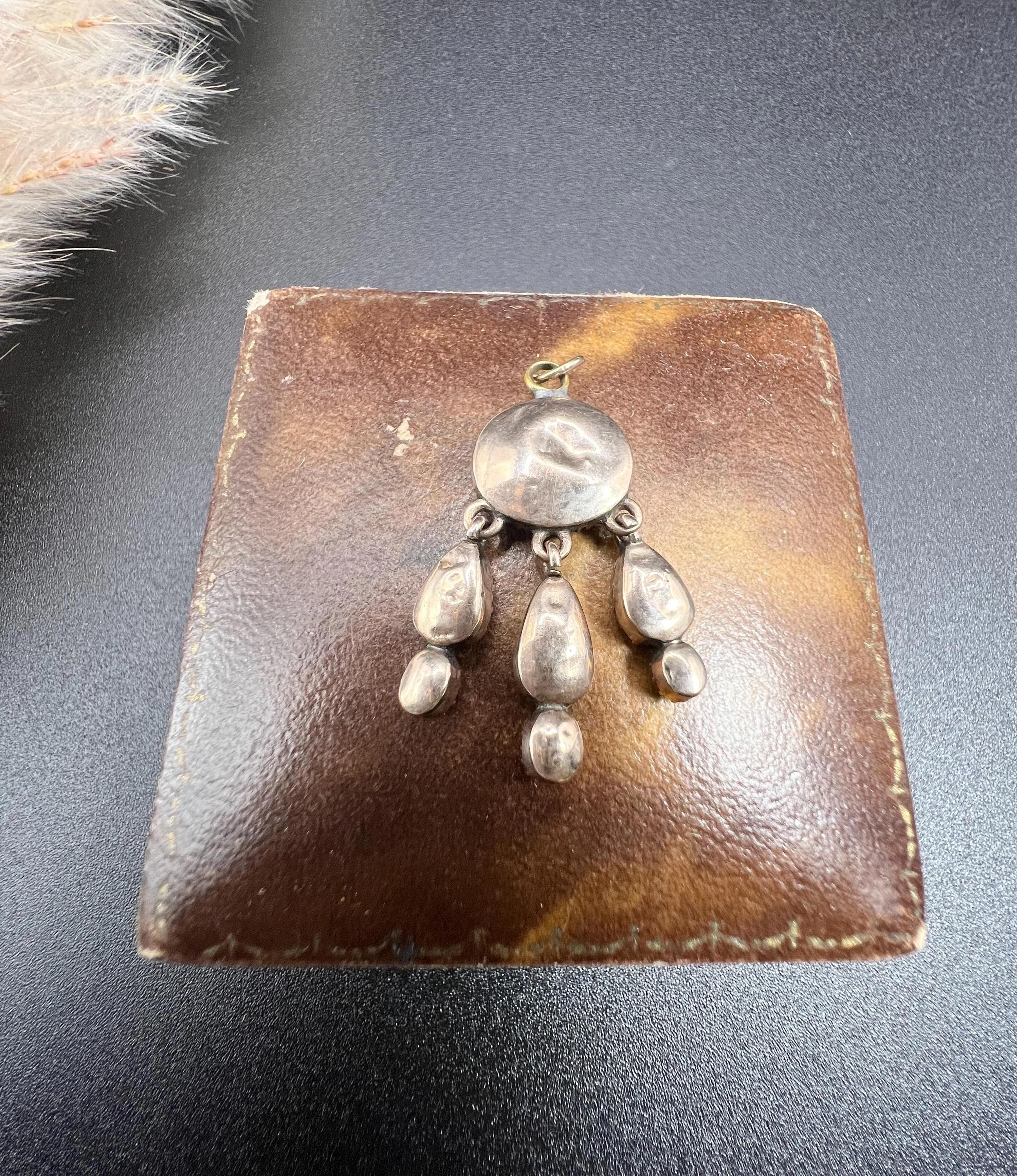 Antique 9ct Gold, Georgian Flat Cut Garnet & Natural Seed Pearl Teardrop Pendent In Good Condition For Sale In Brighton, GB