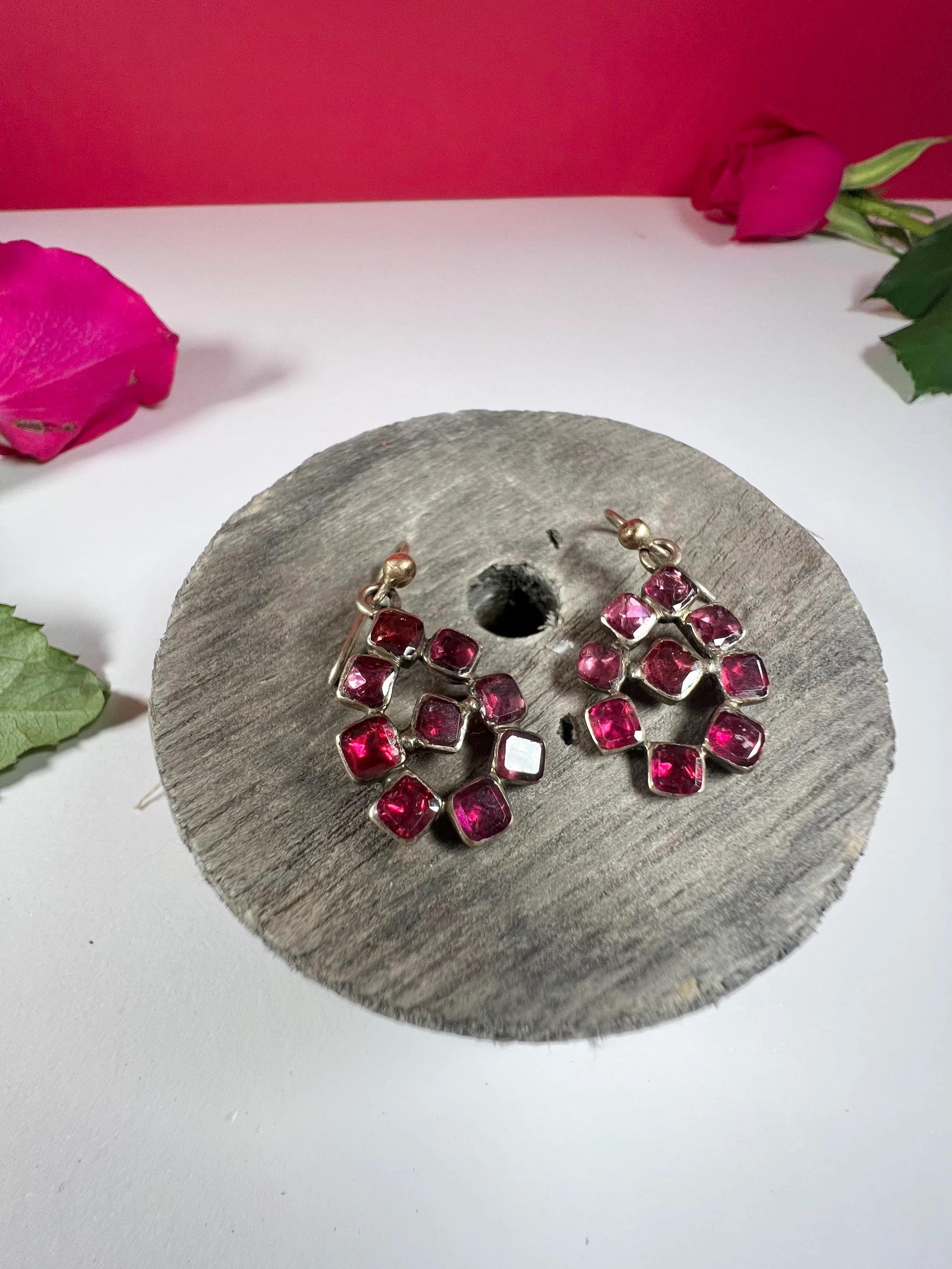 Antique 9ct Gold Georgian Garnet Earrings In Good Condition For Sale In Brighton, GB