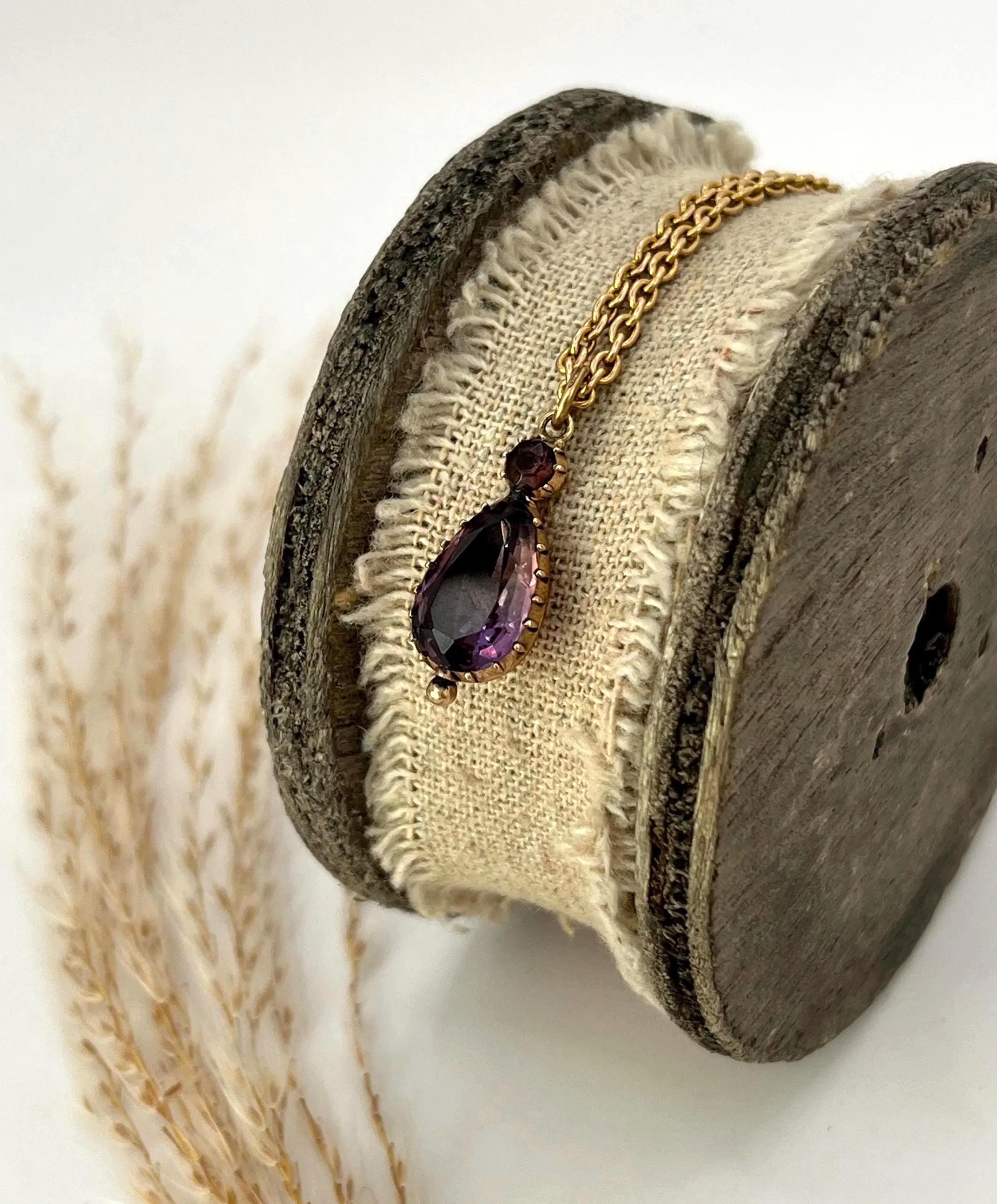 Antico ciondolo a goccia in oro 9ct, georgiano, con ametista, CIRCA 1850 in vendita 1
