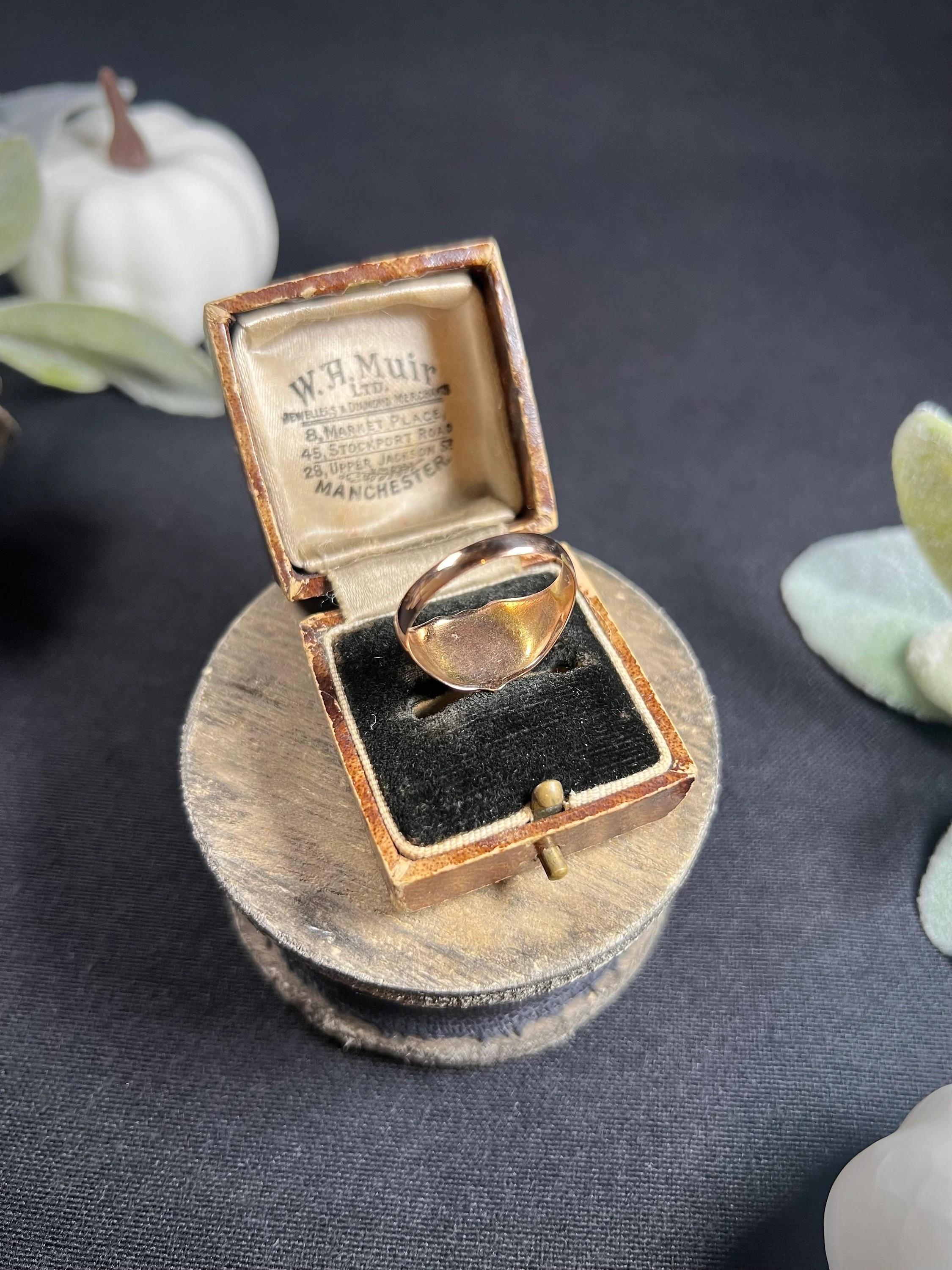 Antique 9ct Gold Hallmarked Military Crowned Canon & Carriage Seal Signet Ring In Good Condition For Sale In Brighton, GB