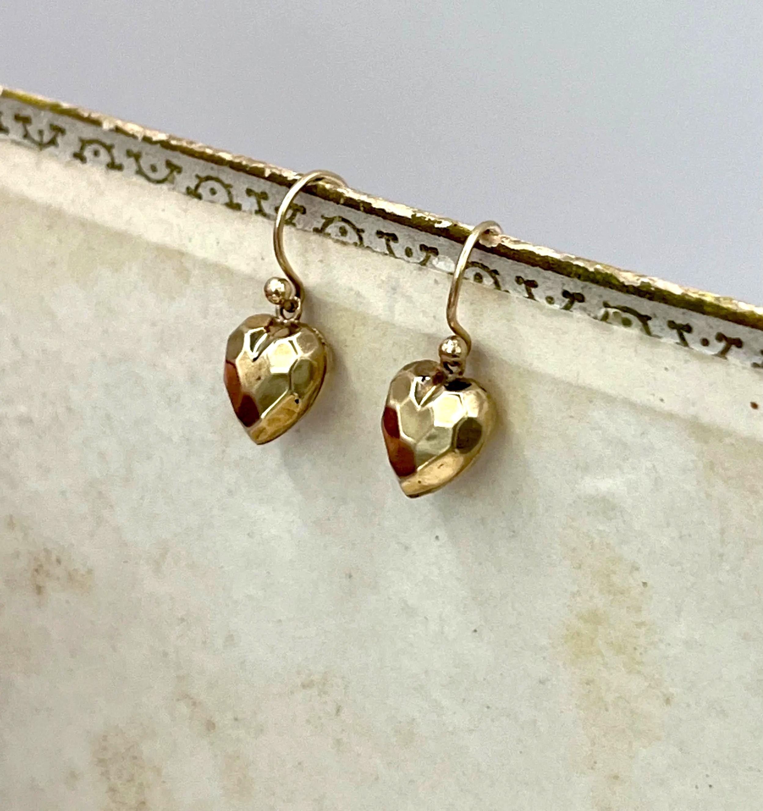 Antichi orecchini a goccia a cuore in oro 9ct, CIRCA 1910 in vendita 1