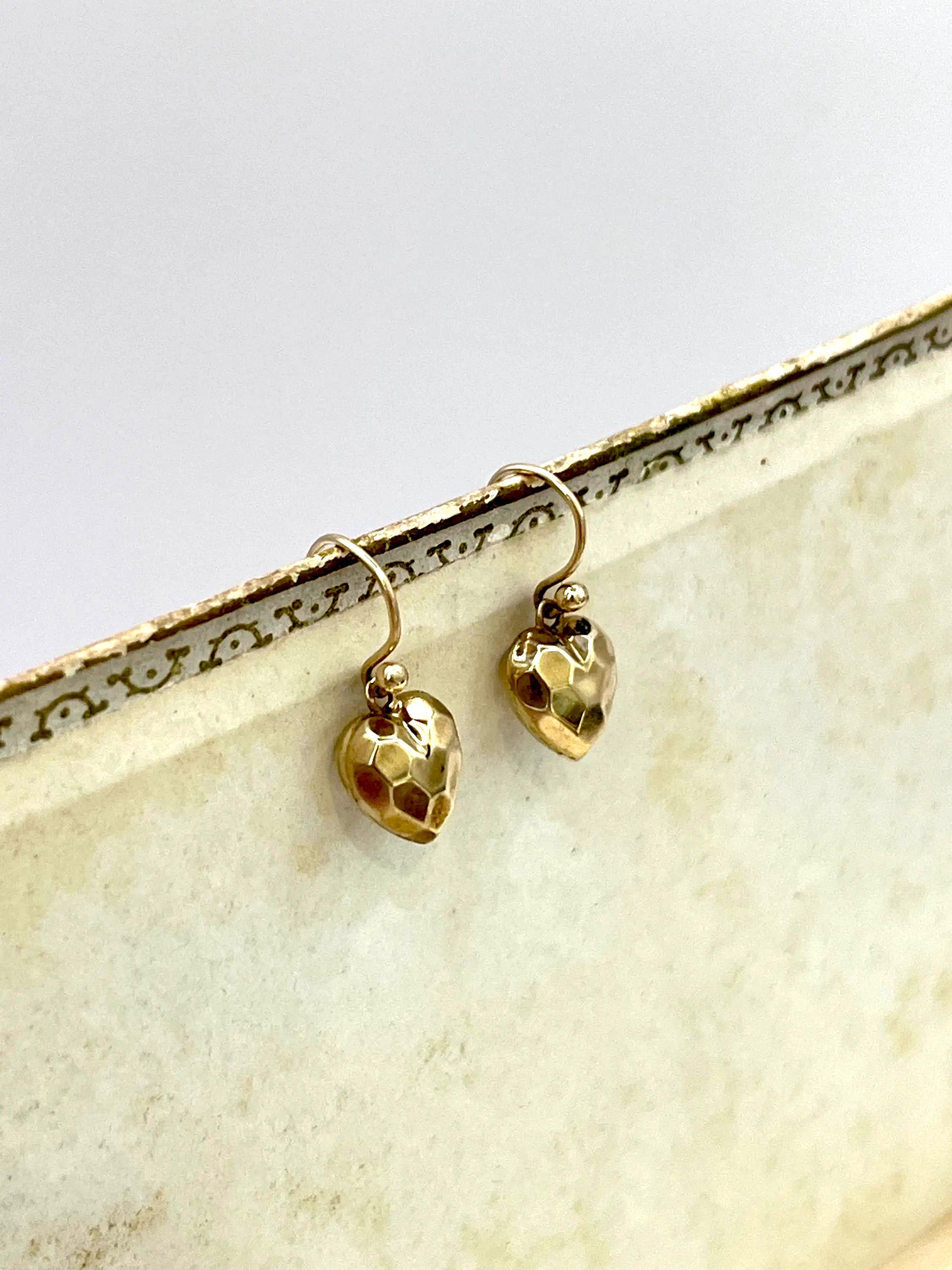 Antichi orecchini a goccia a cuore in oro 9ct, CIRCA 1910 in vendita 3