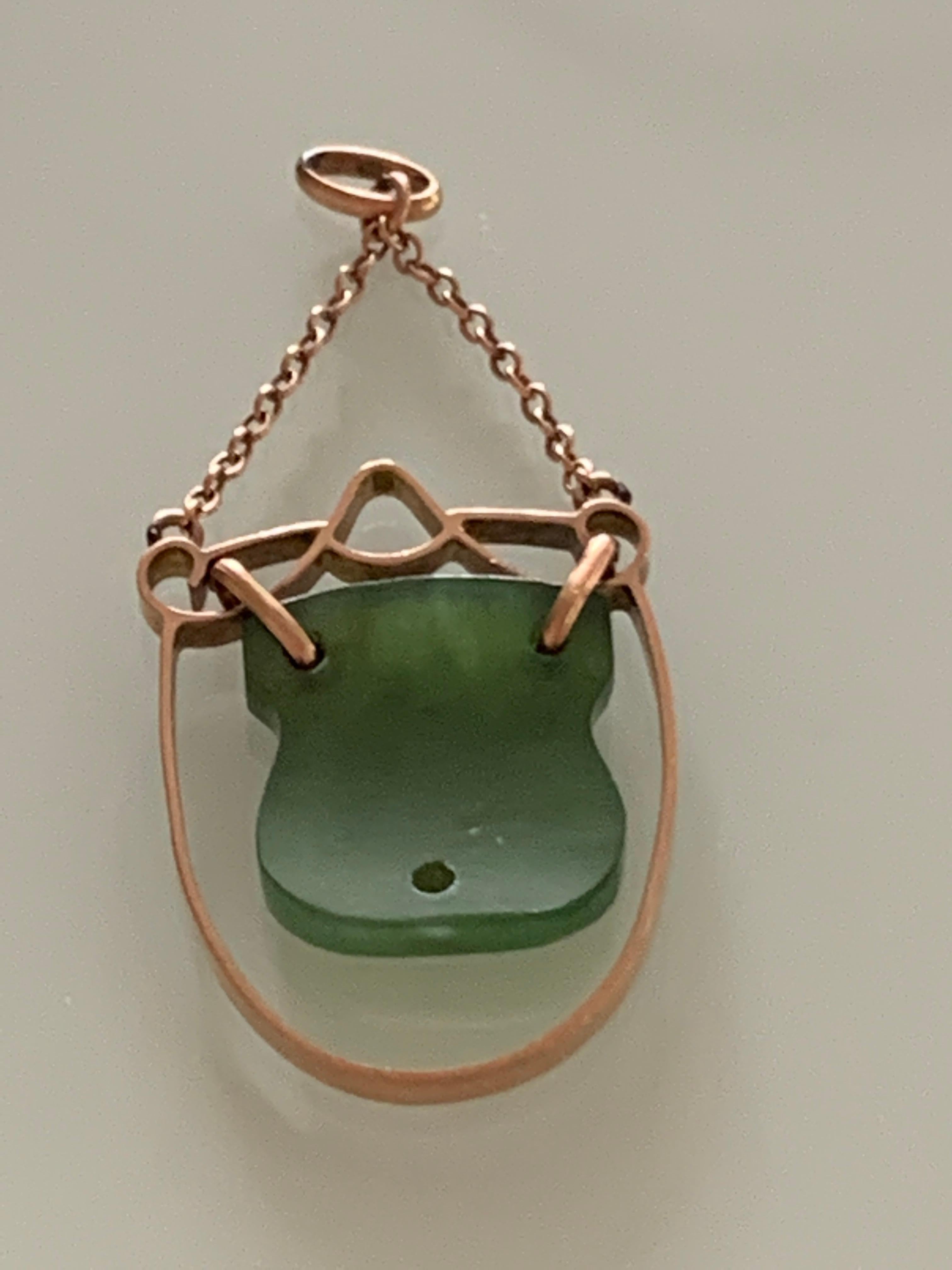 Pendentif ancien en or 9 carats avec médaillon gravé en jade Unisexe en vente