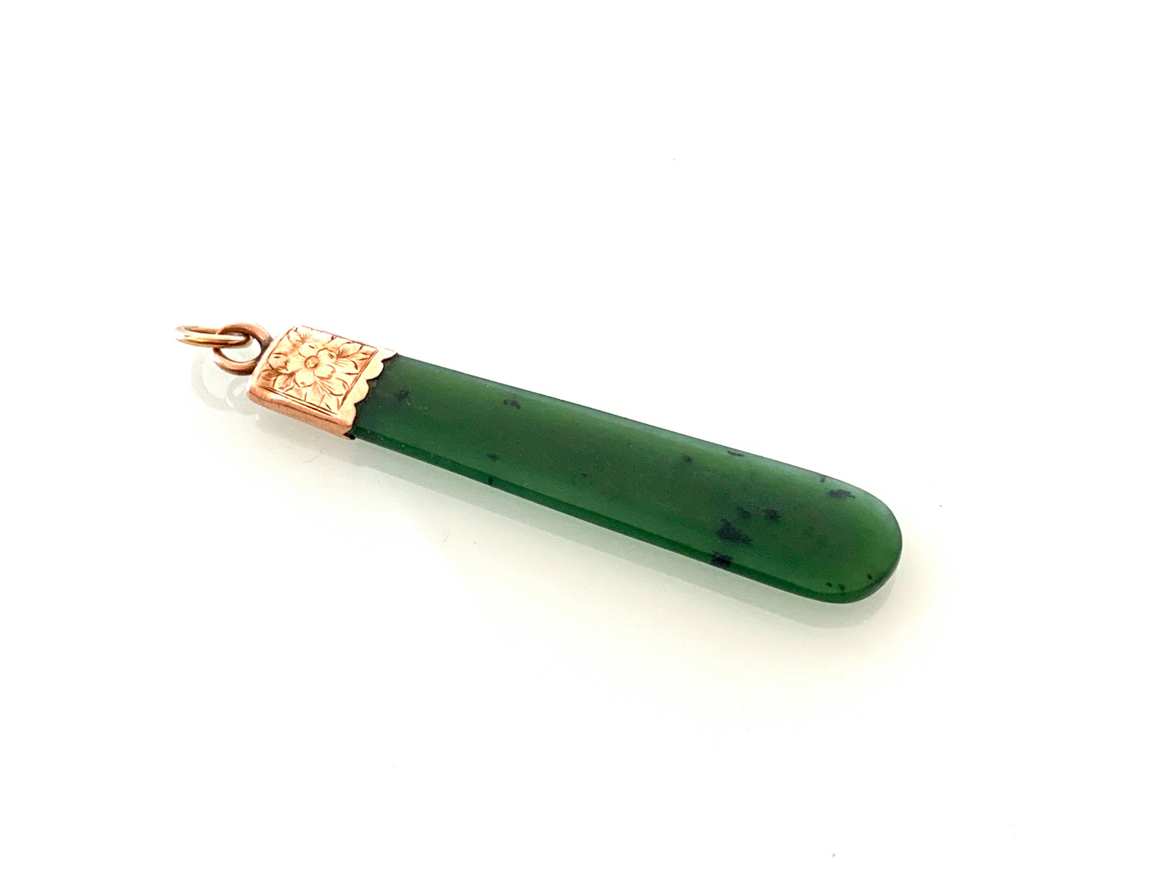 Schöne viktorianische Antiquität
Jadestein-Anhänger 
montiert mit 9ct Gold 
mit traditionellem eingraviertem Design.